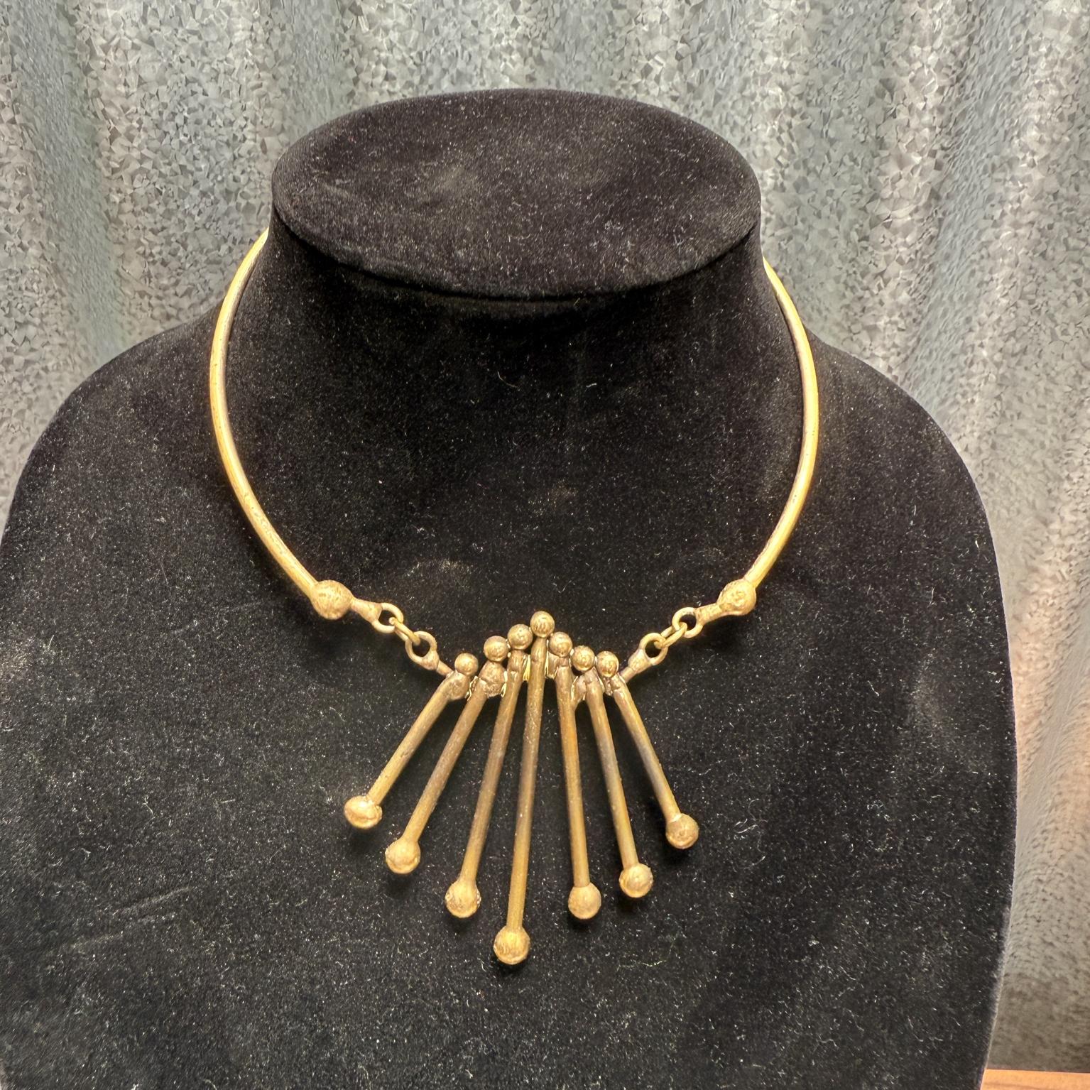 
Collana girocollo con spore in ottone
Nello stile di Pal Kepenyes e Jack Boyd.
Non segnato 
4,75 l x 4,75 di apertura Il ciondolo misura 2,63 h x 2,63 l.
Originale d'epoca
Fai riferimento alle immagini elencate