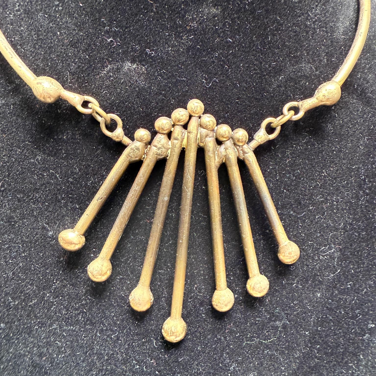 Mid-Century moderno Collana girocollo di spore in ottone degli anni '70, stile Pal Kepenyes in vendita