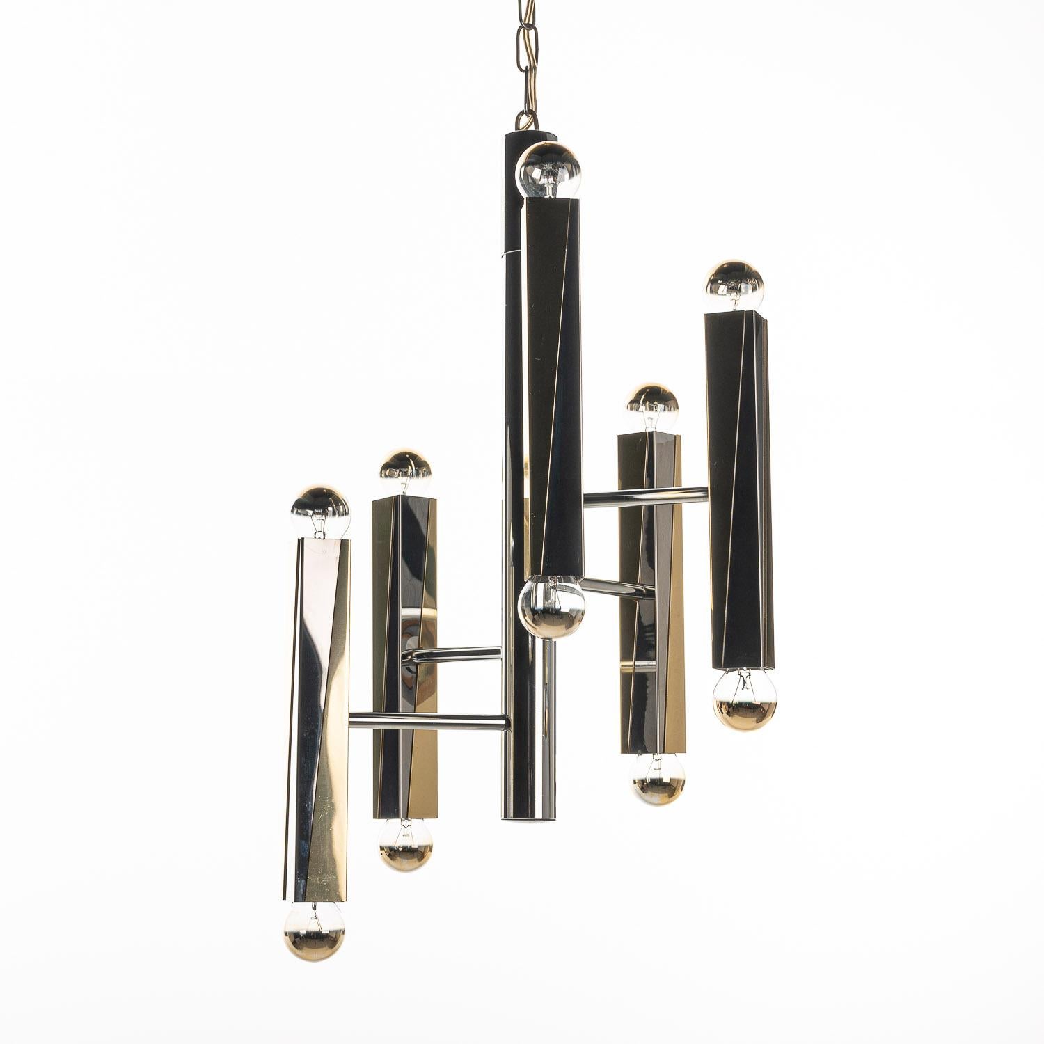 Classic Gaetano Sciolari style chandelier with characteristic use of chrome & brass. It holds ten E14 sockets. 

 