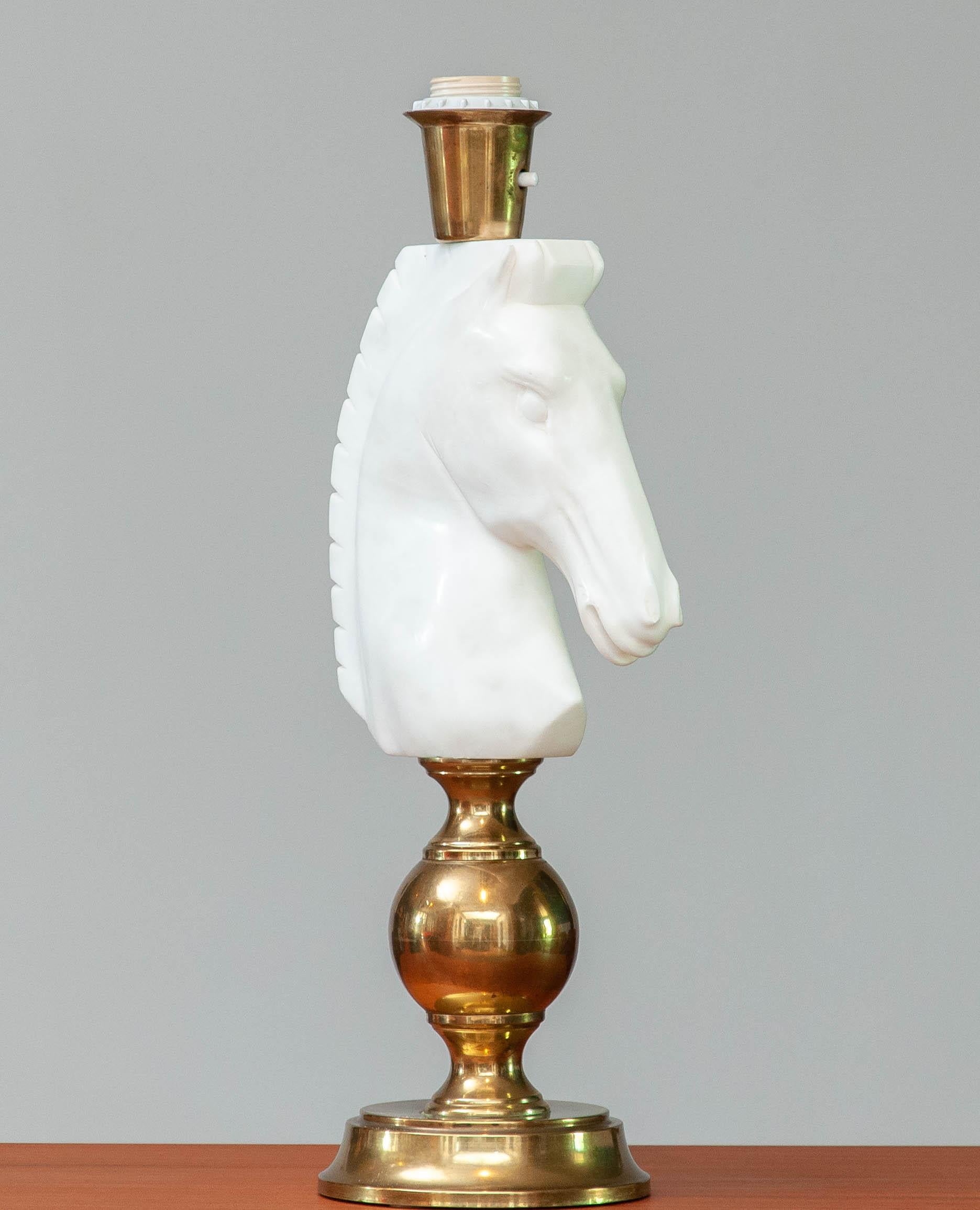 1970's Brass Table Lamp with Large White Hand Cut Italian Alabaster Horse Head In Good Condition For Sale In Silvolde, Gelderland