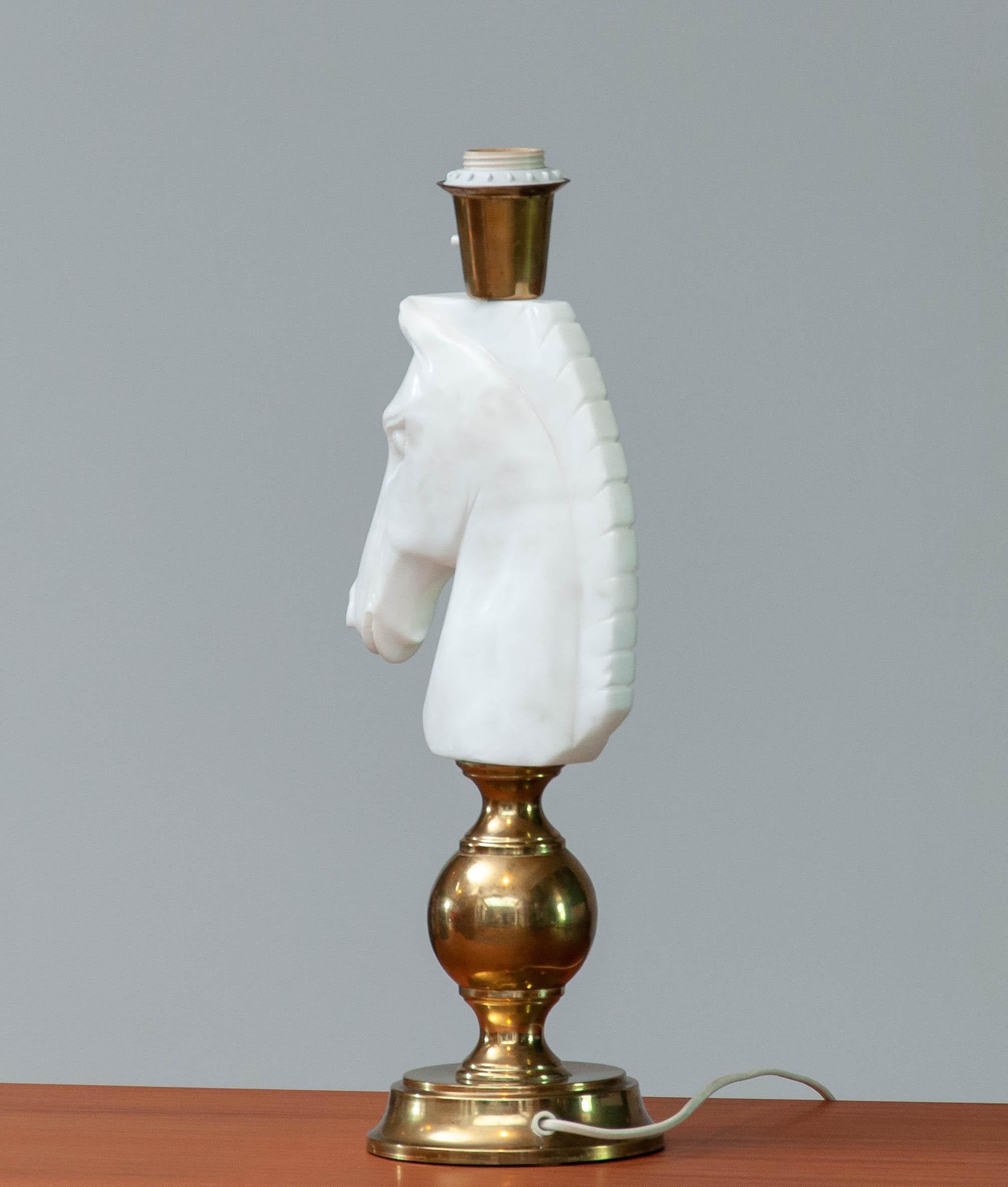 Laiton Lampe de bureau en laiton des années 1970 avec grande tête de cheval italienne en albâtre blanc taillé à la main en vente
