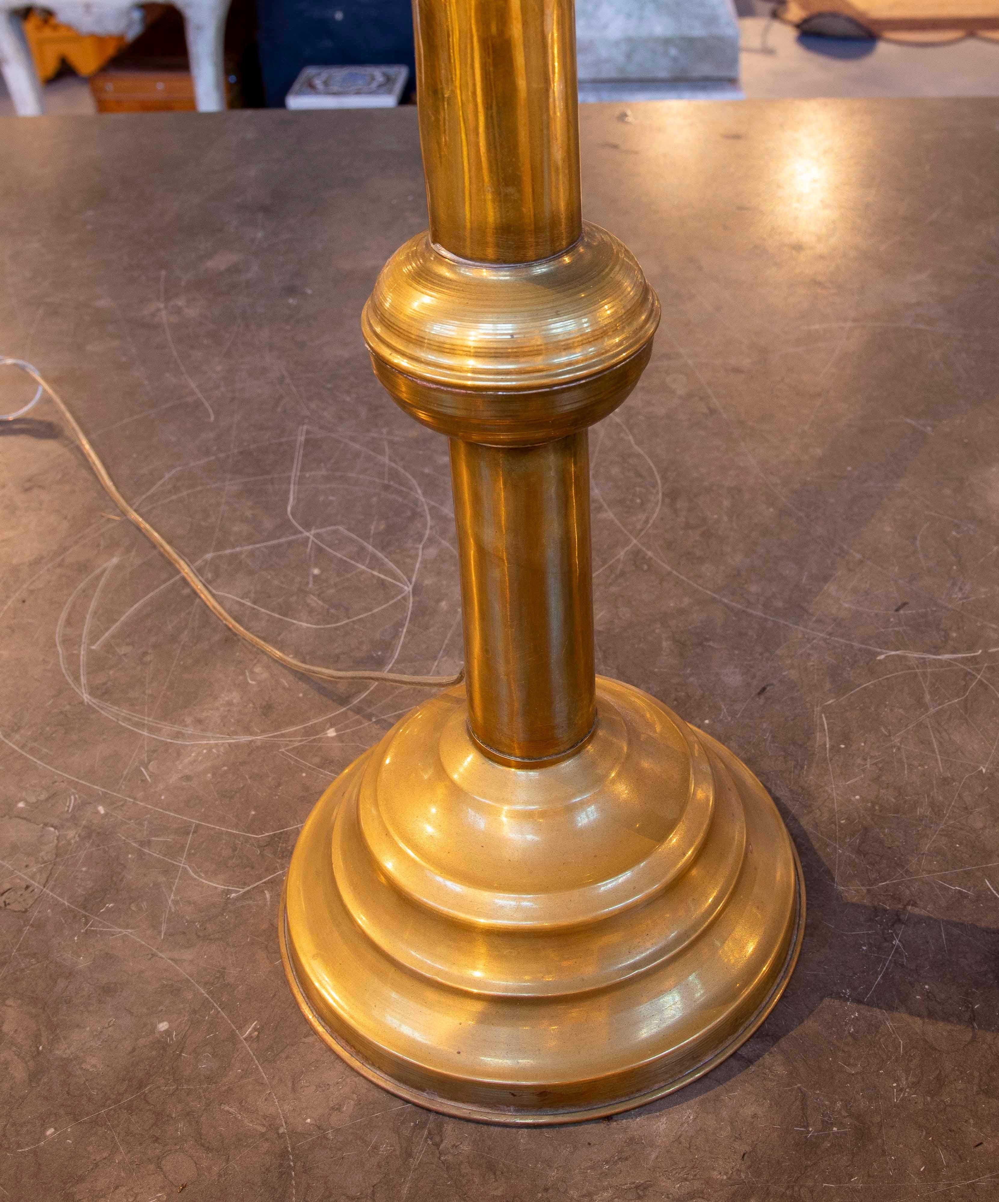 Elegant table lamp made of brass with an impressive openwork lampshade with an exotic design. Its structure has an aged gold finish that provides warmth and sophistication. Perfect for bringing a touch of oriental style to any space, this lamp