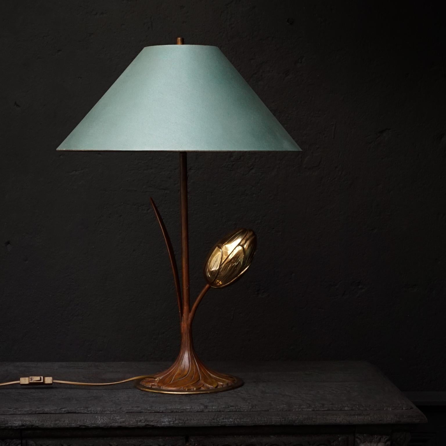Another vintage find I could not resist, you can see why.
It's a high quality heavy brass lamp with a tulip shaped flower bud and a leaf, this lamp is completely original and in very good condition. 

This beautiful sculptural flower table lamp