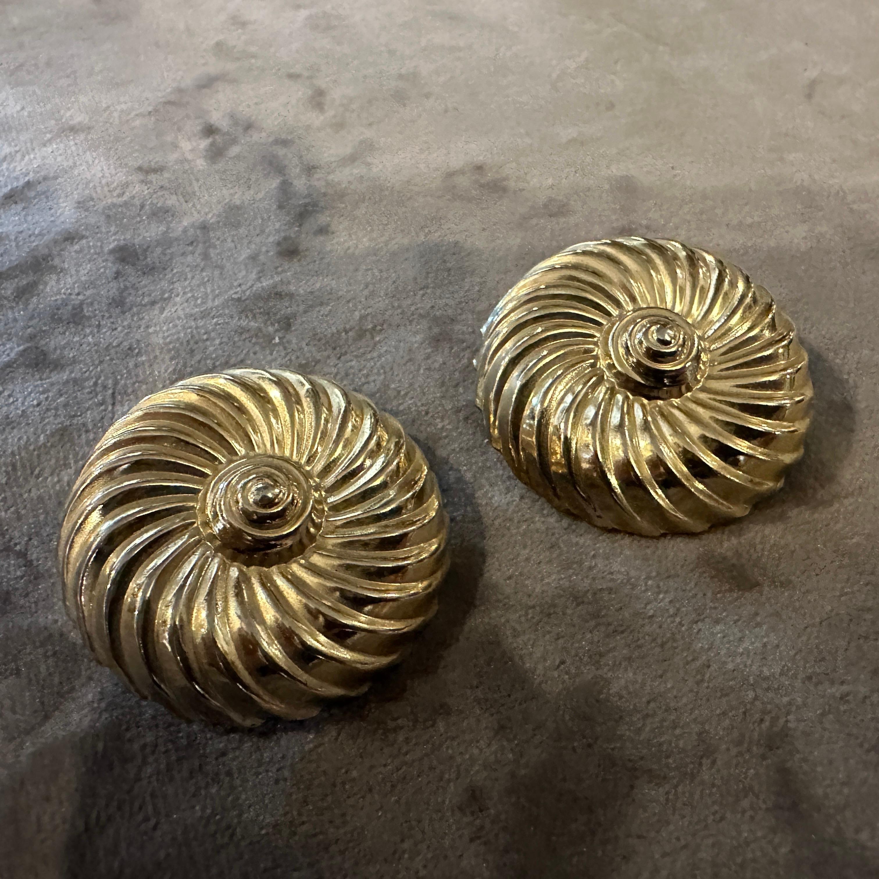 Immergiti nel fascino della raffinatezza vintage con questi squisiti orecchini a spirale Twisted Torchon. Realizzati con eleganza, questi orecchini sono caratterizzati da un affascinante design a spirale che evoca l'eleganza dell'epoca di metà