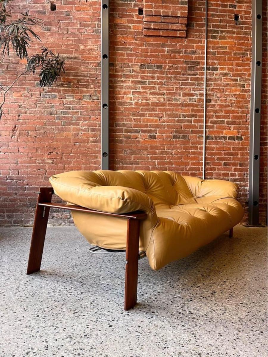 1970s Brazilian Hardwood and Leather MP131 Sofa by Percival Lafer For Sale 4
