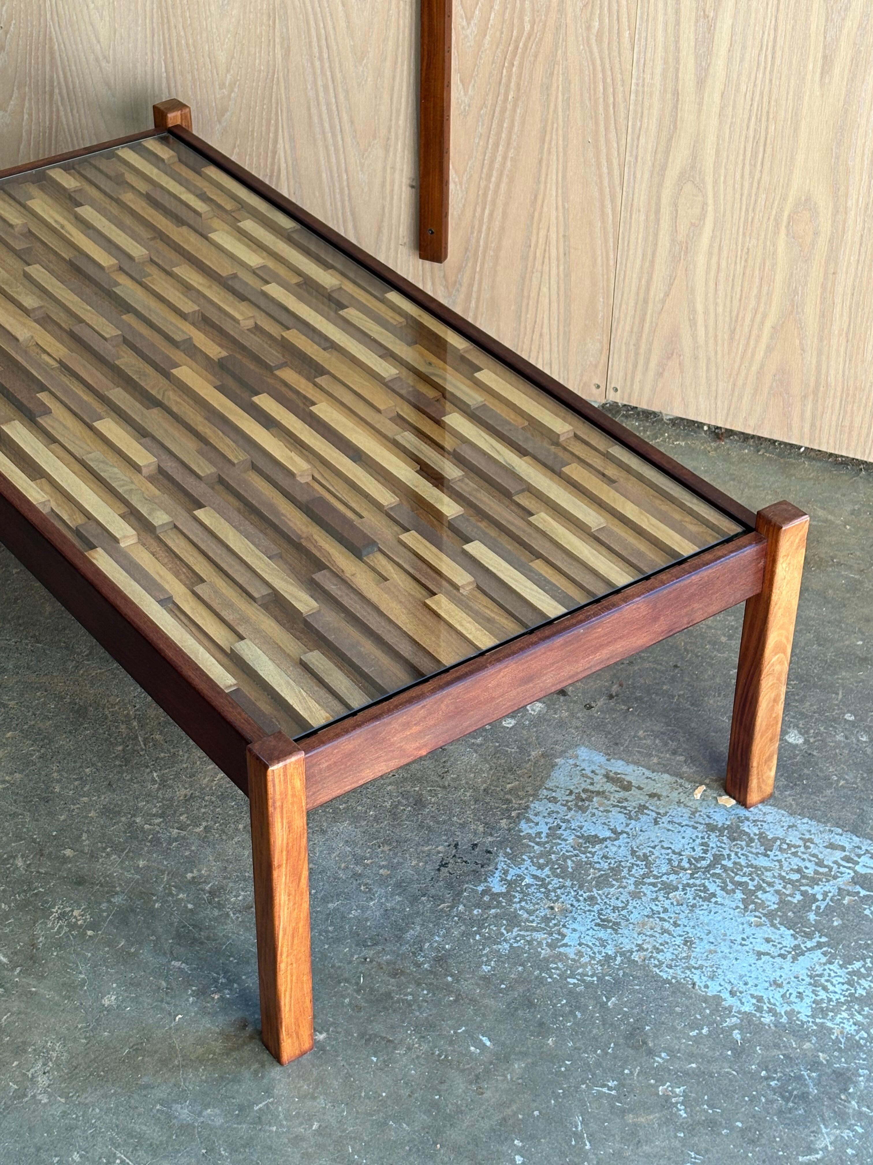 Mid-Century Modern Table basse en bois dur brésilien des années 1970 par Percival Lafer en vente