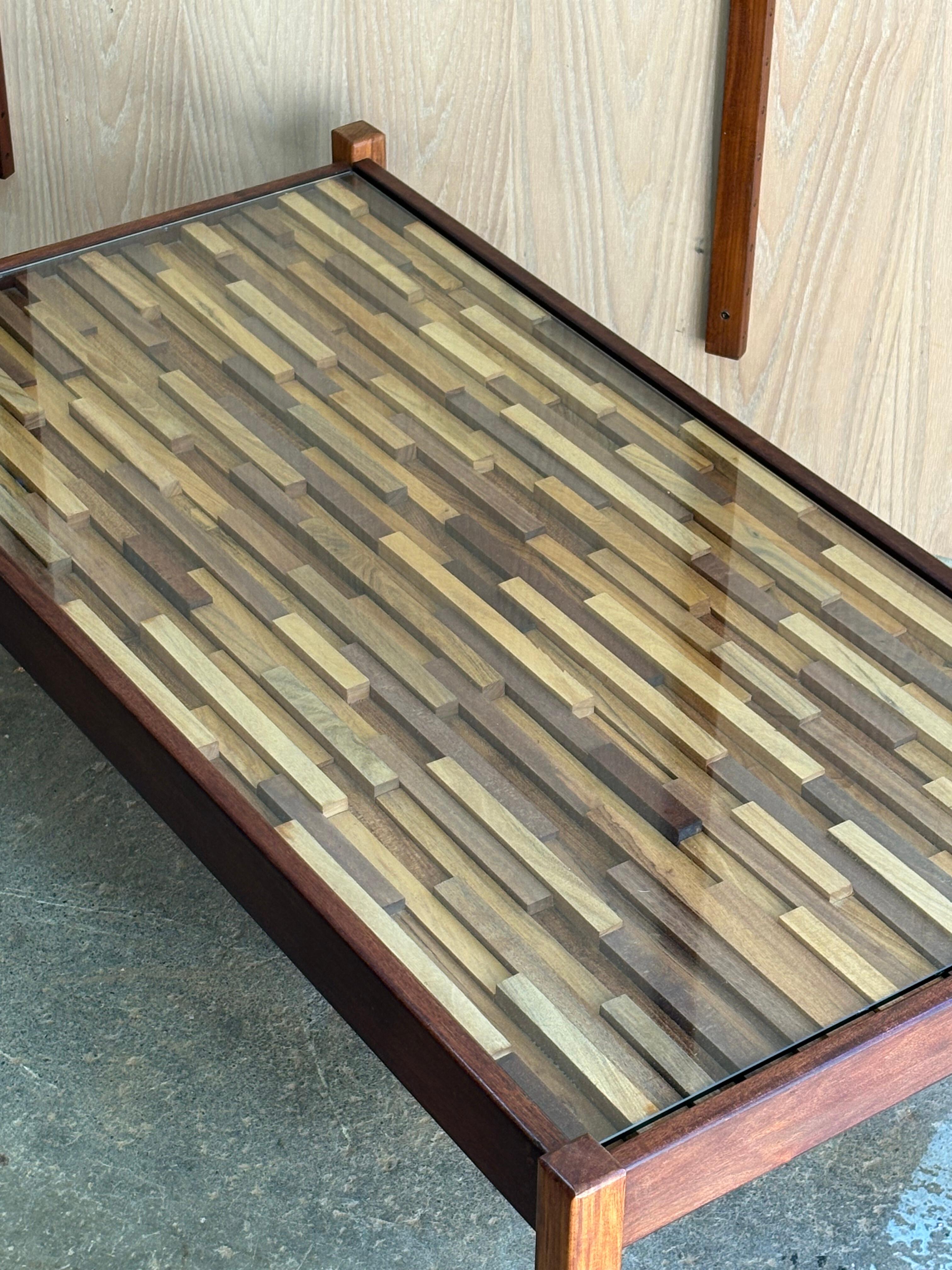 Table basse en bois dur brésilien des années 1970 par Percival Lafer Excellent état - En vente à Victoria, BC