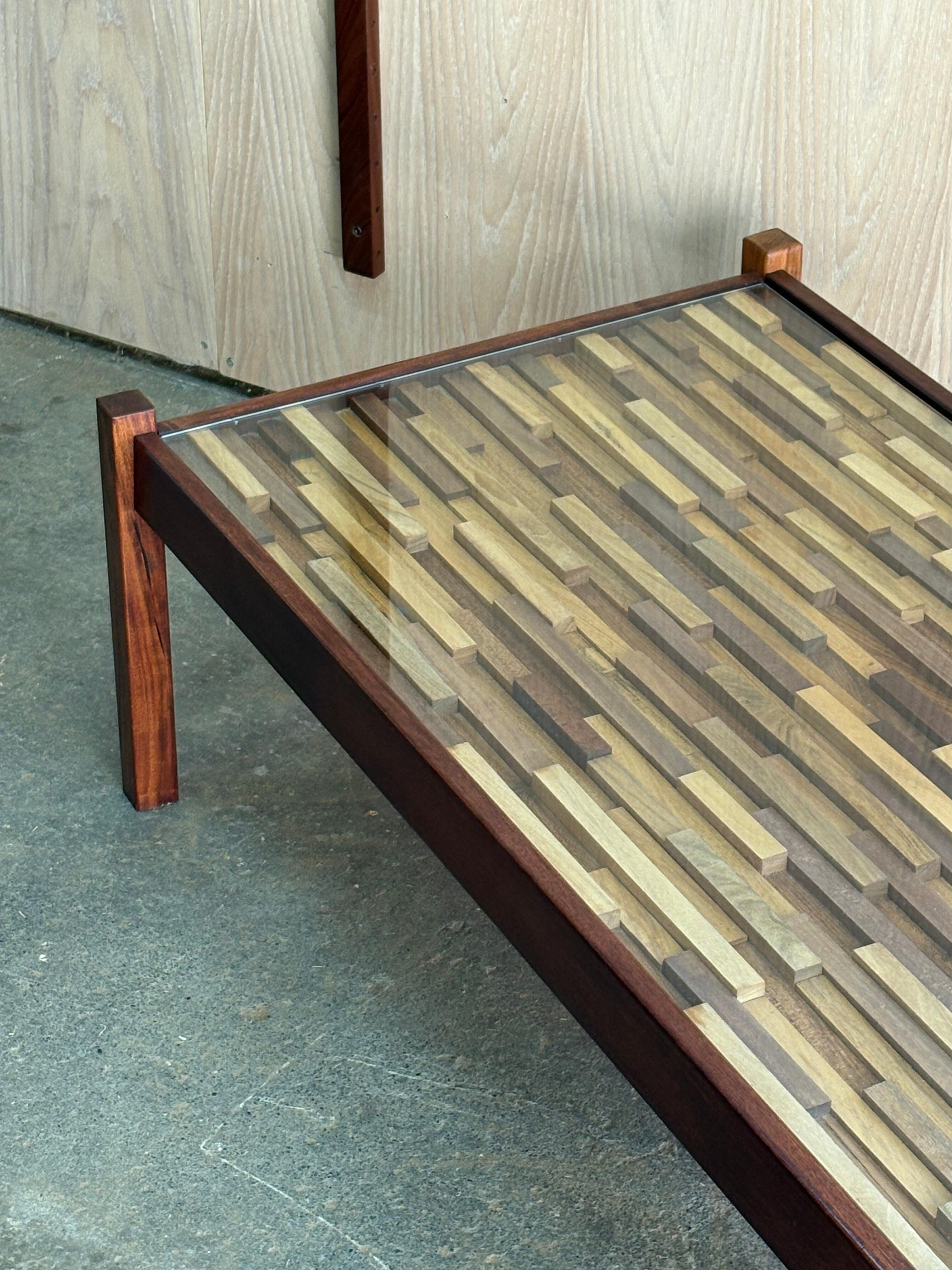 Fin du 20e siècle Table basse en bois dur brésilien des années 1970 par Percival Lafer en vente