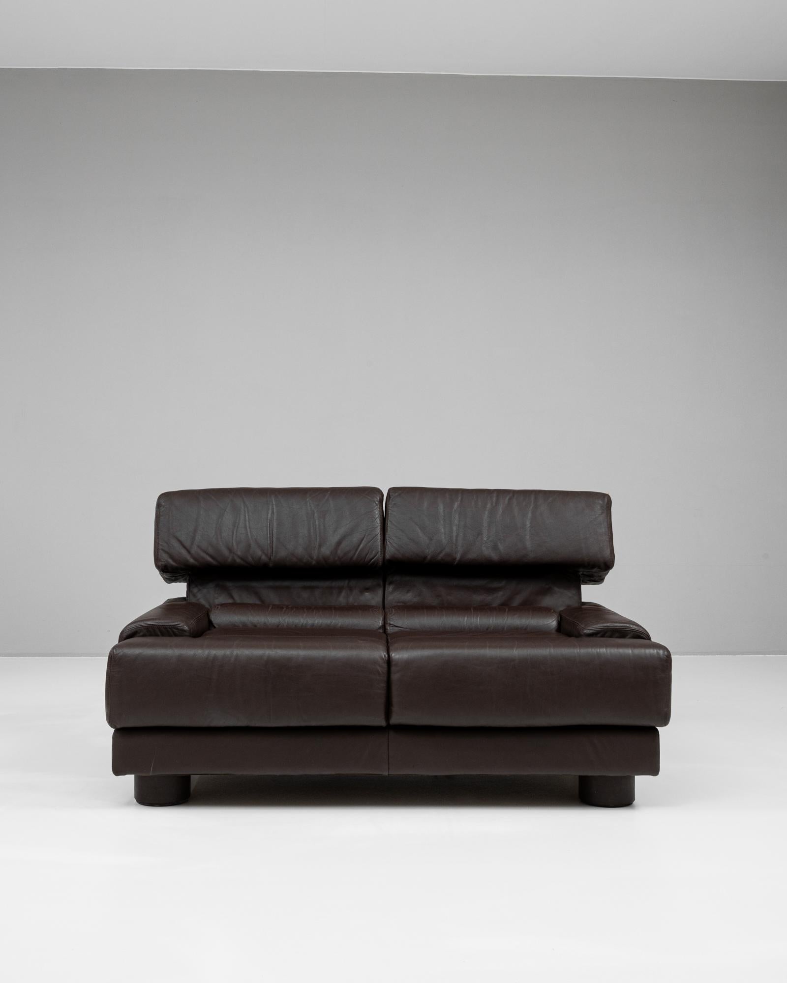 Ce canapé en cuir brésilien des années 1970, créé par Percival Lafer, illustre l'approche novatrice du designer en matière de mobilier moderne. Tapissé de cuir marron riche, le canapé présente un design modulaire avec des coussins généreusement