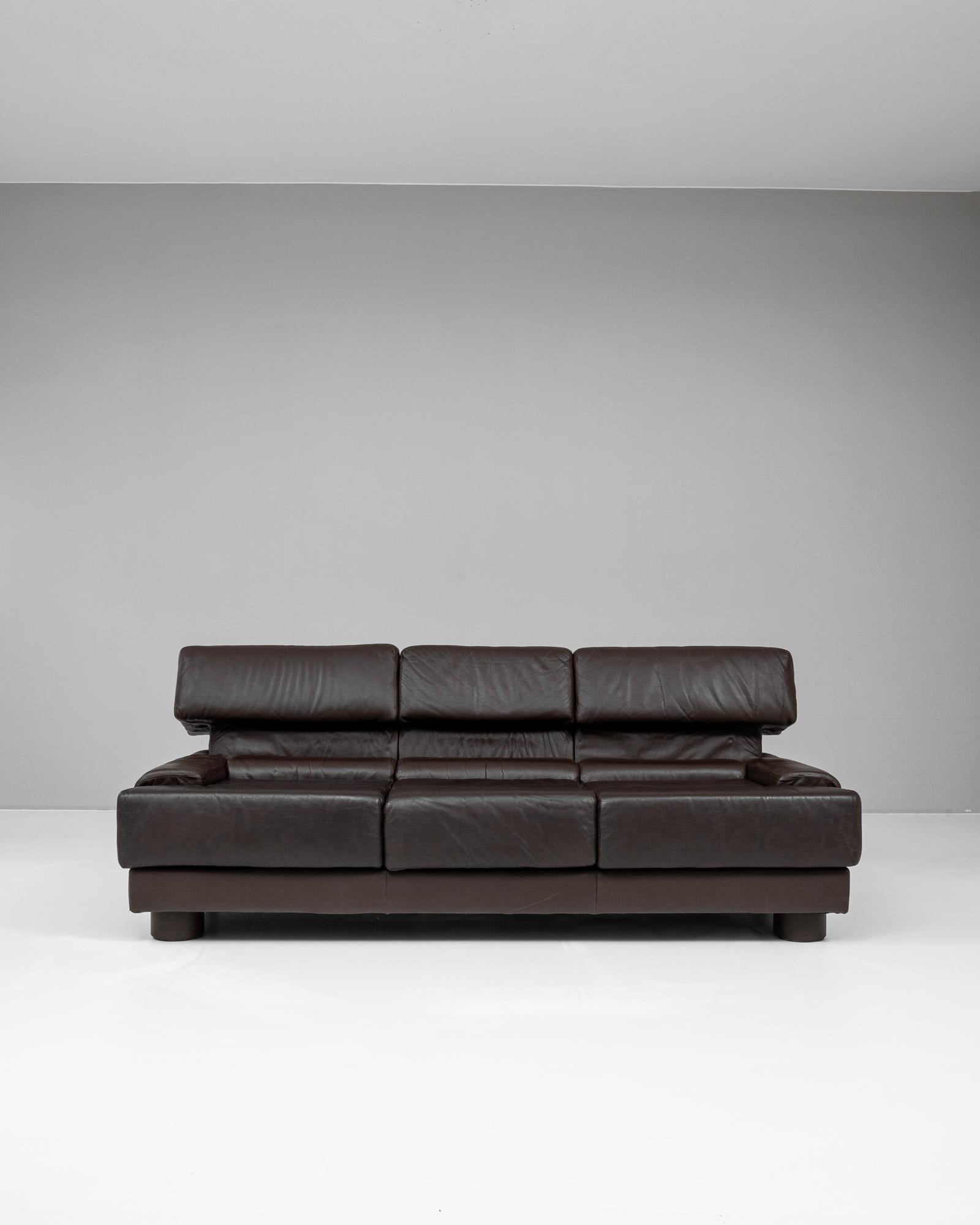 This 1970s Brazilian leather sofa by Percival Lafer is a striking example of bold mid-century modern design blended with comfort and craftsmanship. Upholstered in rich, dark brown leather, the piece features Lafer’s signature low-slung profile with