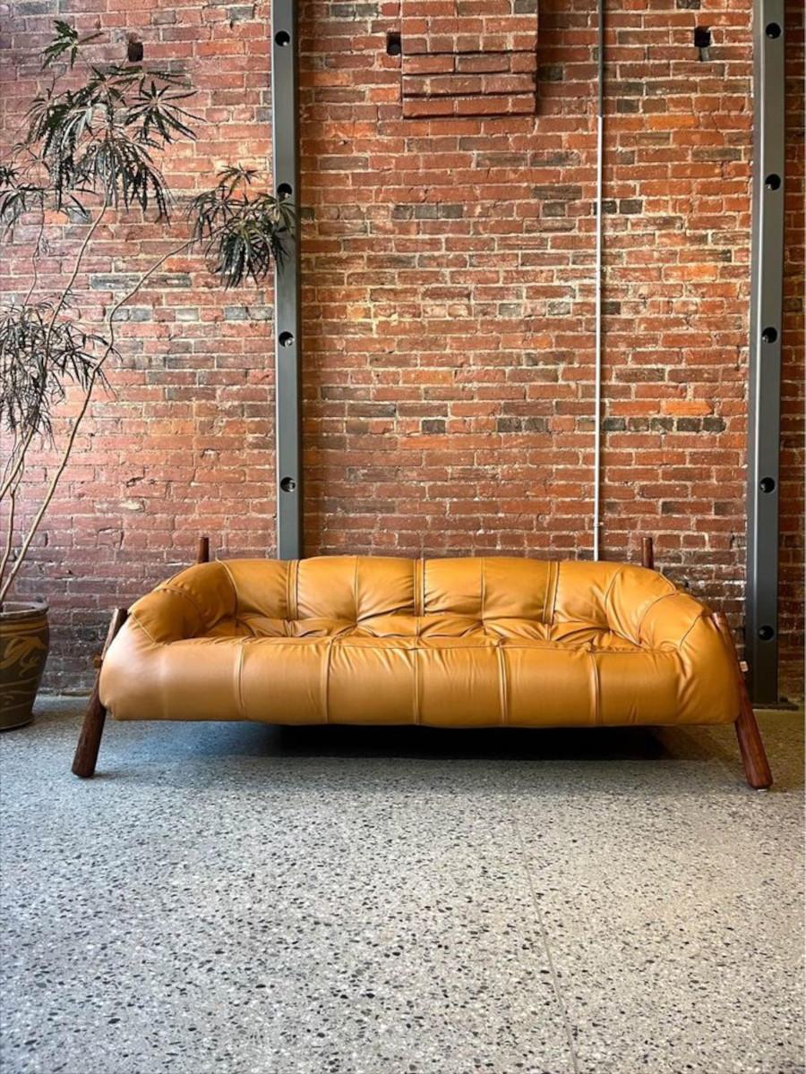 1970’s Brazilian MP81 Wood and Leather Sofa by Percival Lafer For Sale 2