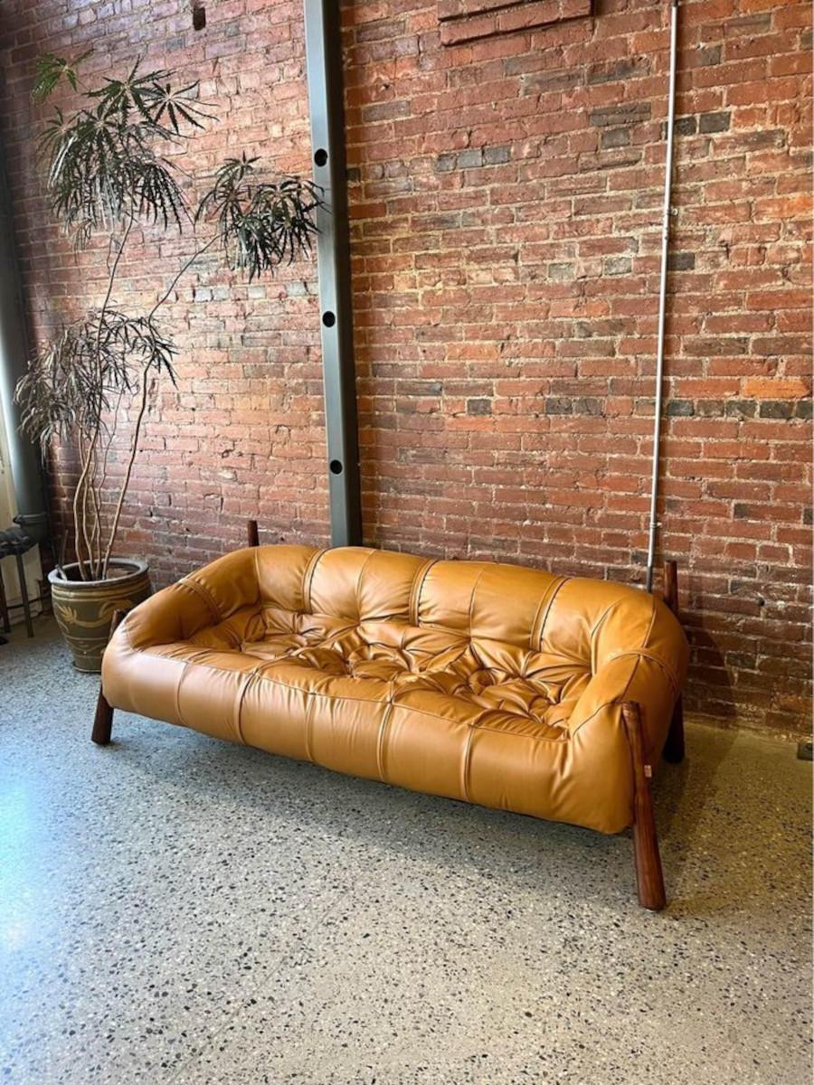 1970’s Brazilian MP81 Wood and Leather Sofa by Percival Lafer For Sale 4