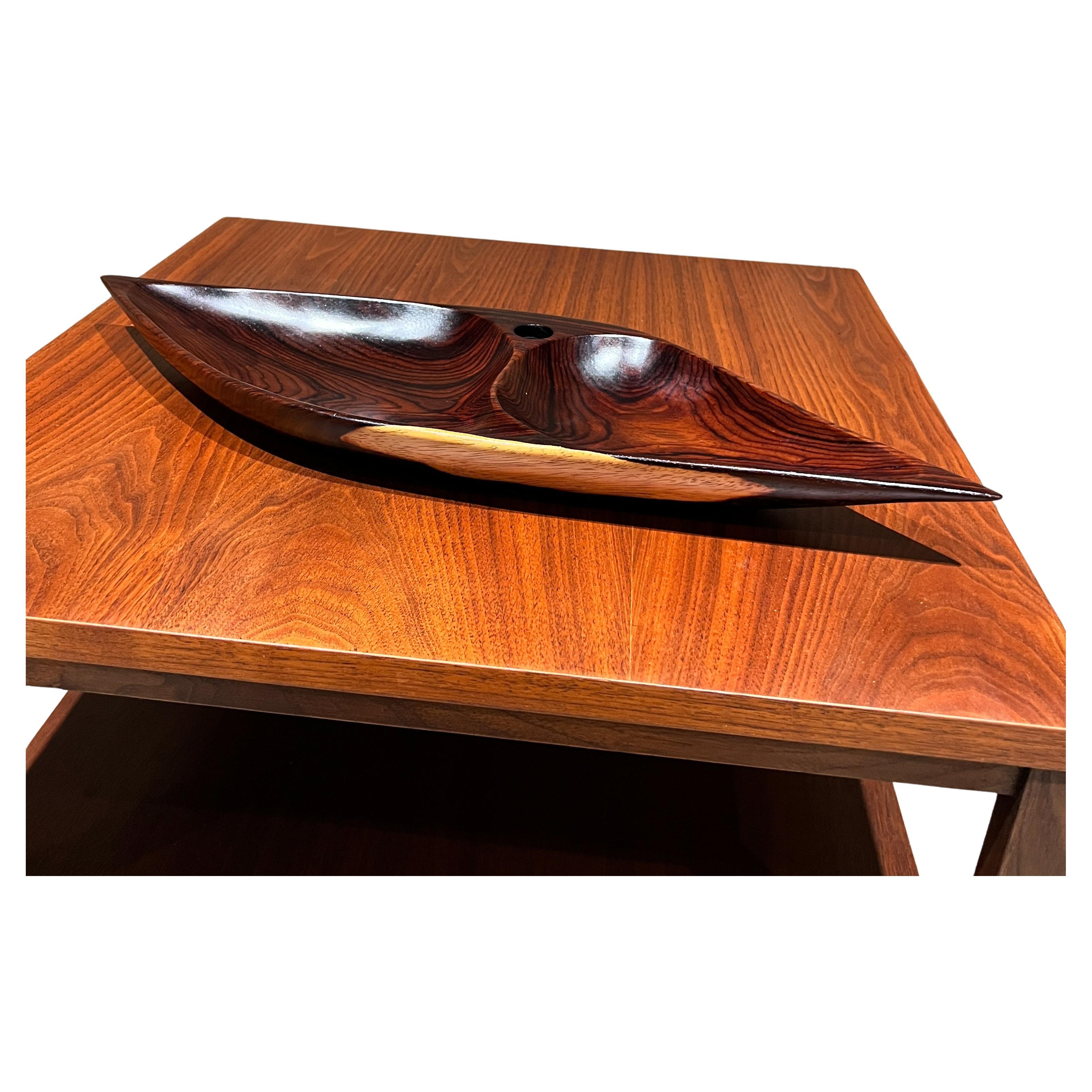 Plateau de service sculptural en bois exotique.
20,25 l x 6,63 l x 1,5 h
Non signé
Vintage By
Se référer aux images listées