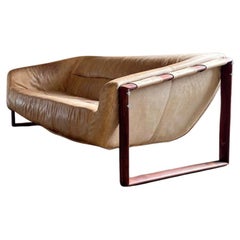Canapé MP127 brésilien des années 1970 en bois et cuir par Percival Lafer