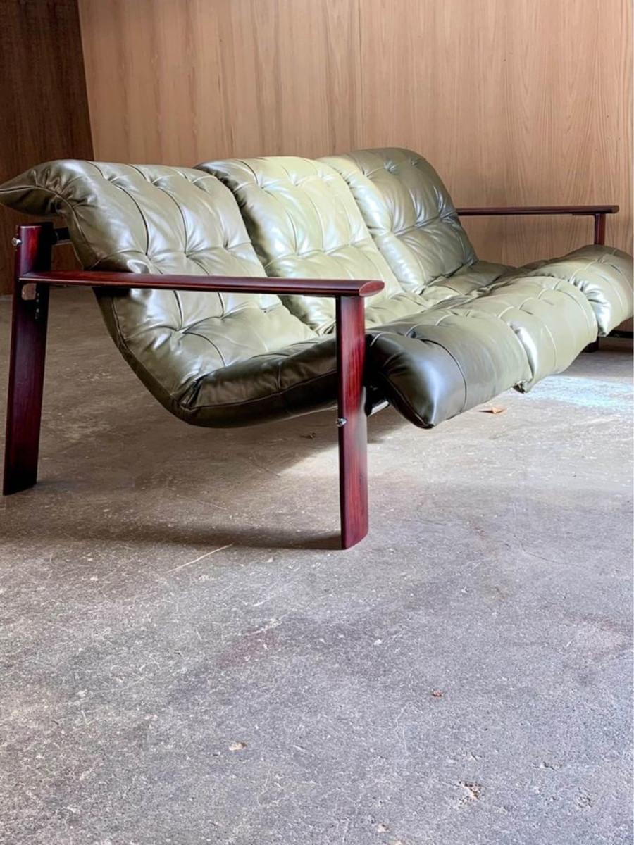 We’re thrilled to present this exquisite Brazilian masterpiece from the 1970s. The MP129 sofa, designed by Percival Lafer, features elegant solid Jatoba wood armrests and luxurious handcrafted leather cushions that drape beautifully over a leather