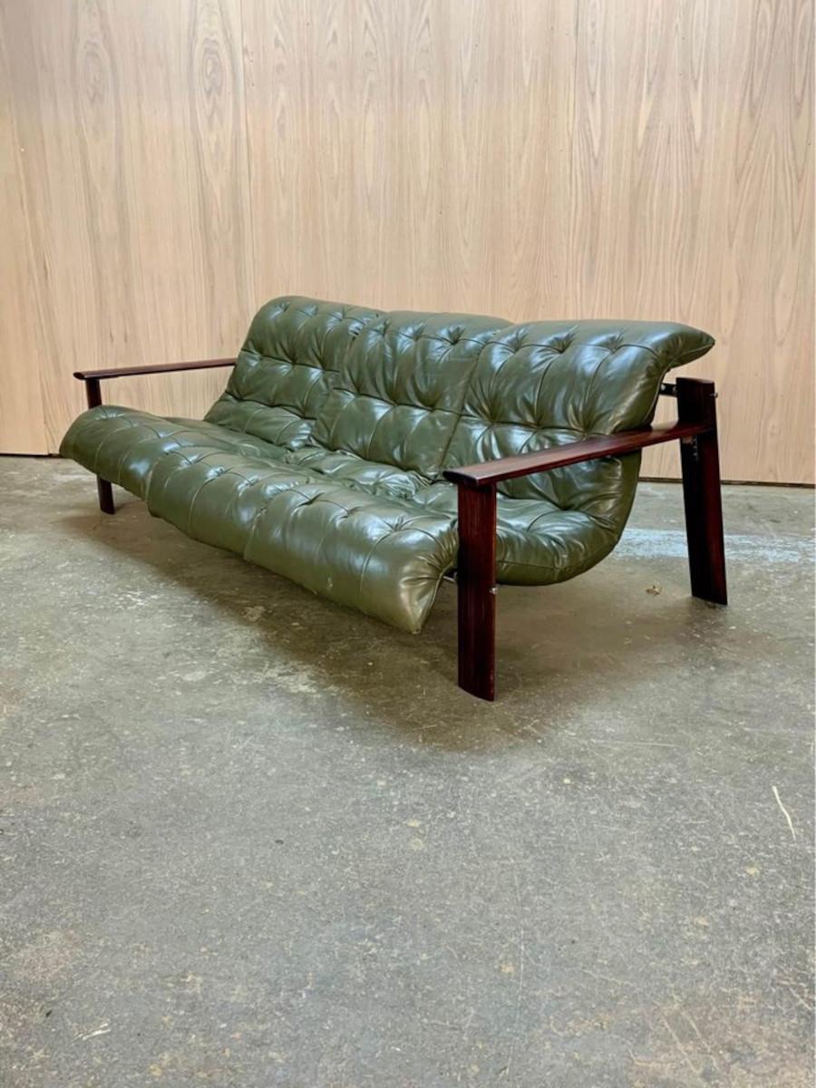 1970s Brazilian Wood and Leather MP129 Sofa by Percival Lafer For Sale 4
