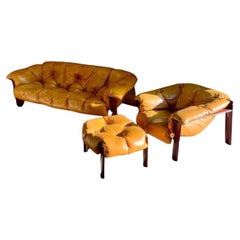 1970er Brasilianisches Sofa aus Holz und Leder MP131 von Percival Lafer