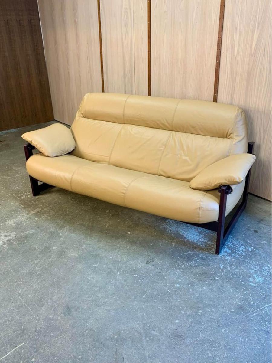 1970s Brazilian Wood and Leather Sofa by Percival Lafer For Sale 1