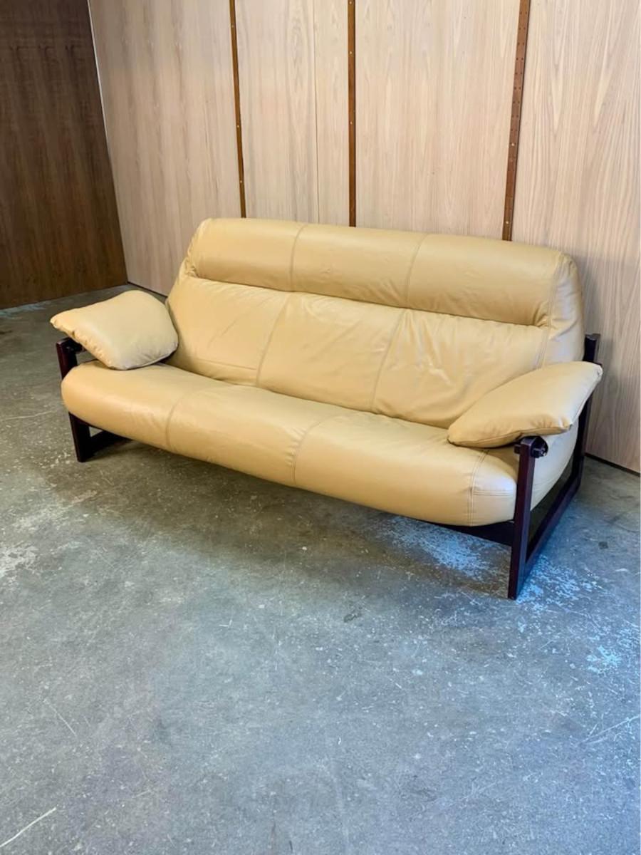 1970s Brazilian Wood and Leather Sofa by Percival Lafer Madera en venta