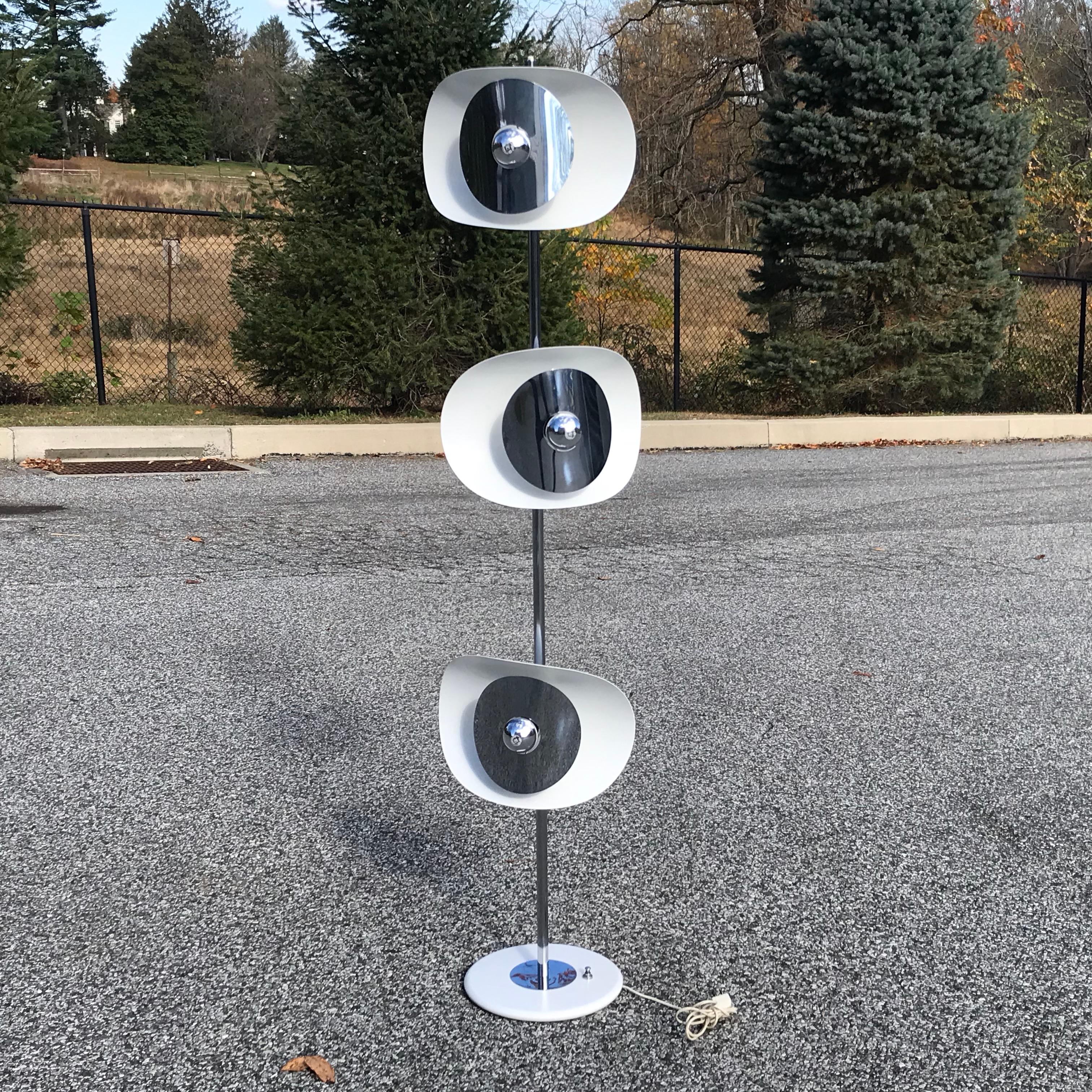 Modern design sculptural enameled metal and polished chrome floor lamp with three adjustable fixtures. Marked Brevettato Made in Italy. Three way footswitch lights one, two, or all three lamps. Uses standard lamp bulb size shown with decorative
