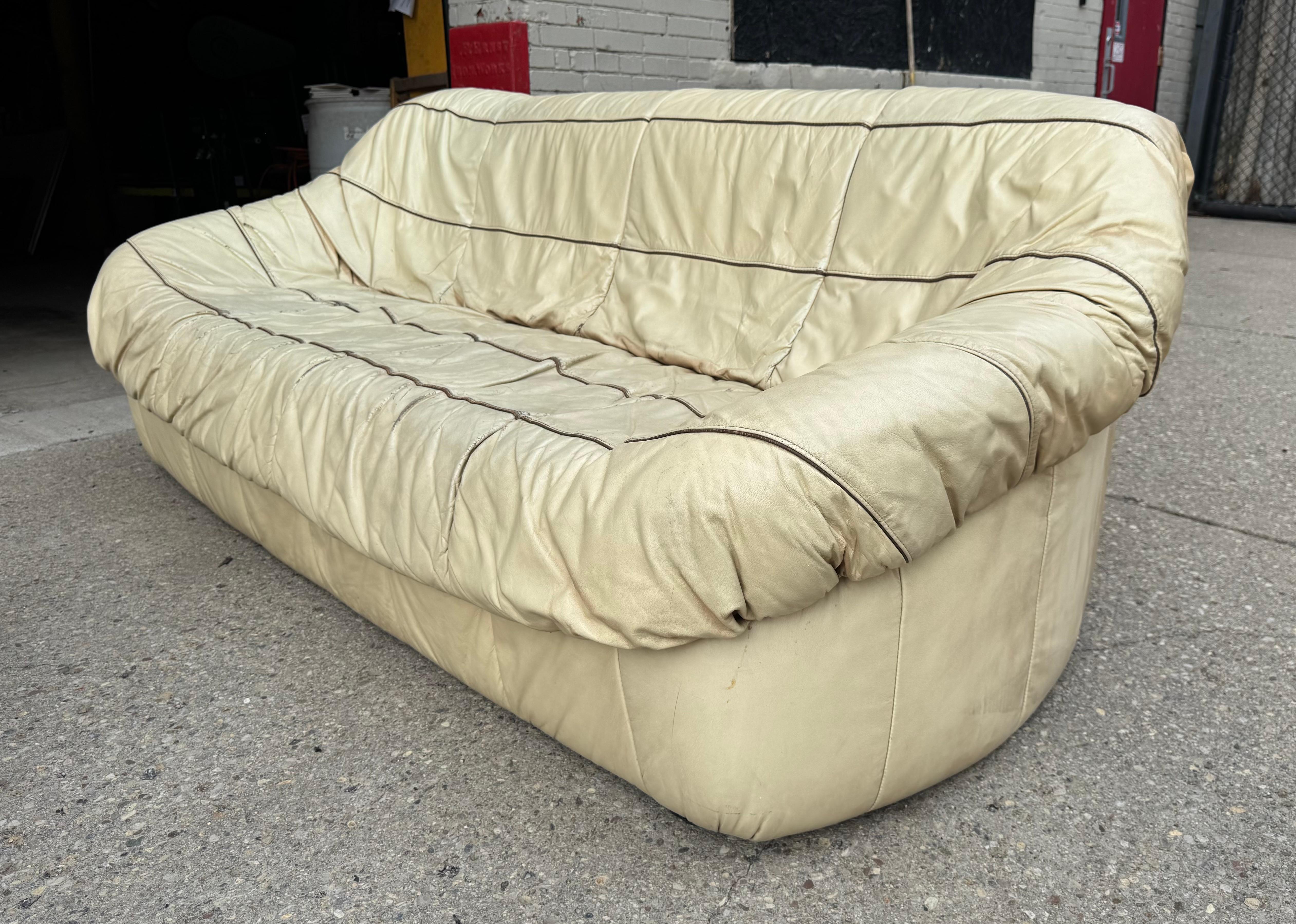 Sofá y butaca de cuero 