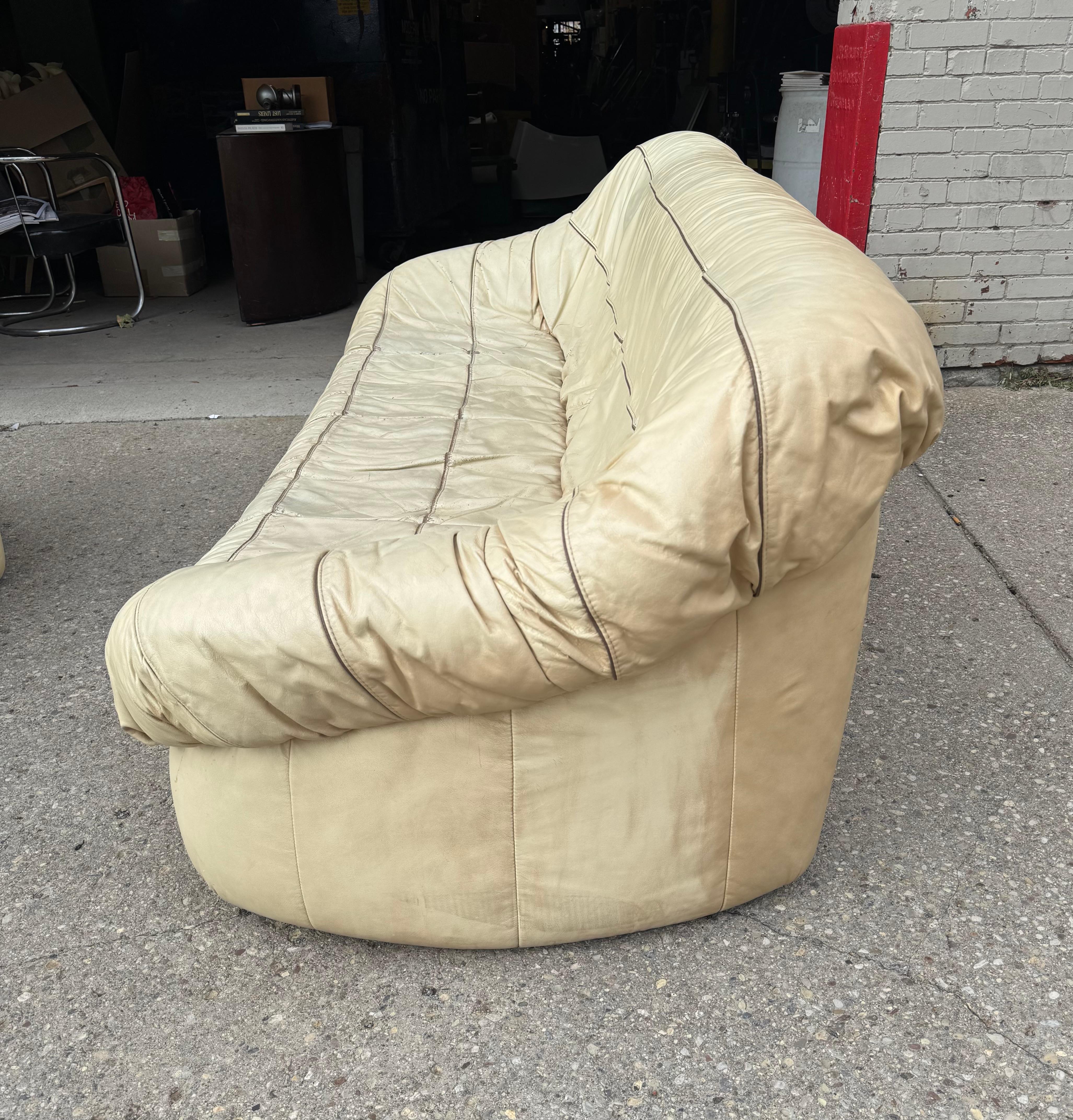 Sofá y butaca de cuero 