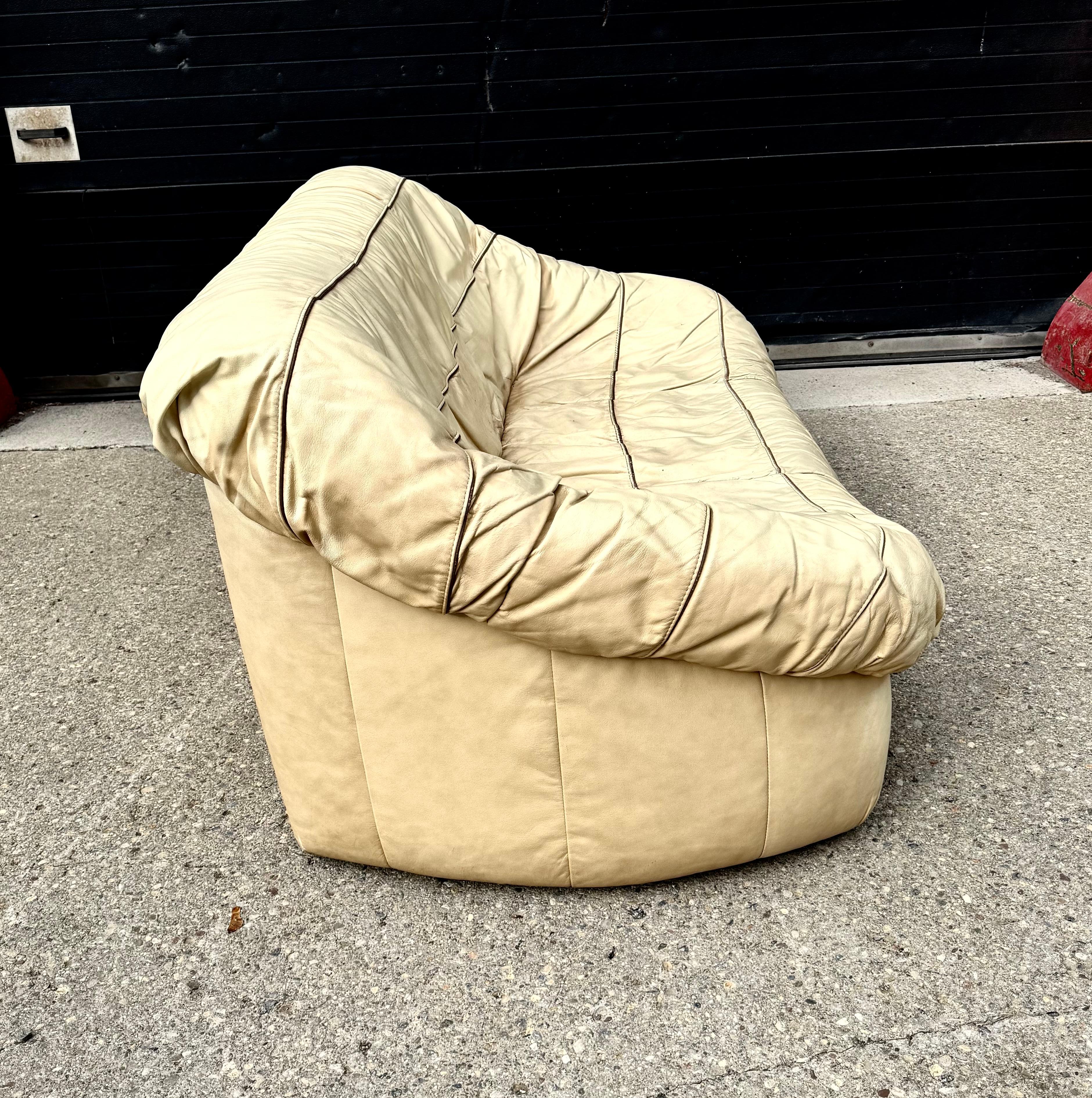 Sofá y butaca de cuero 