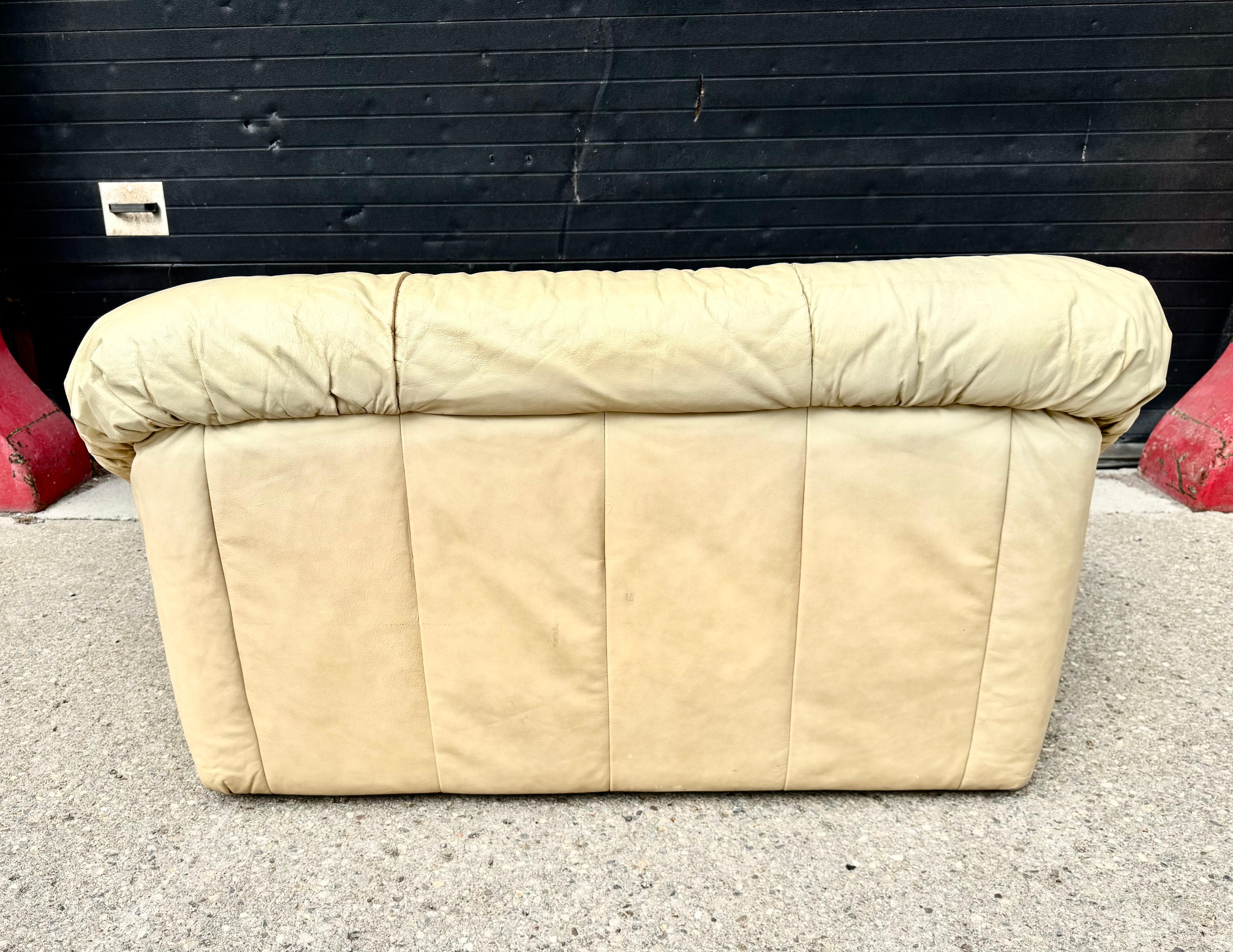 Sofá y butaca de cuero 