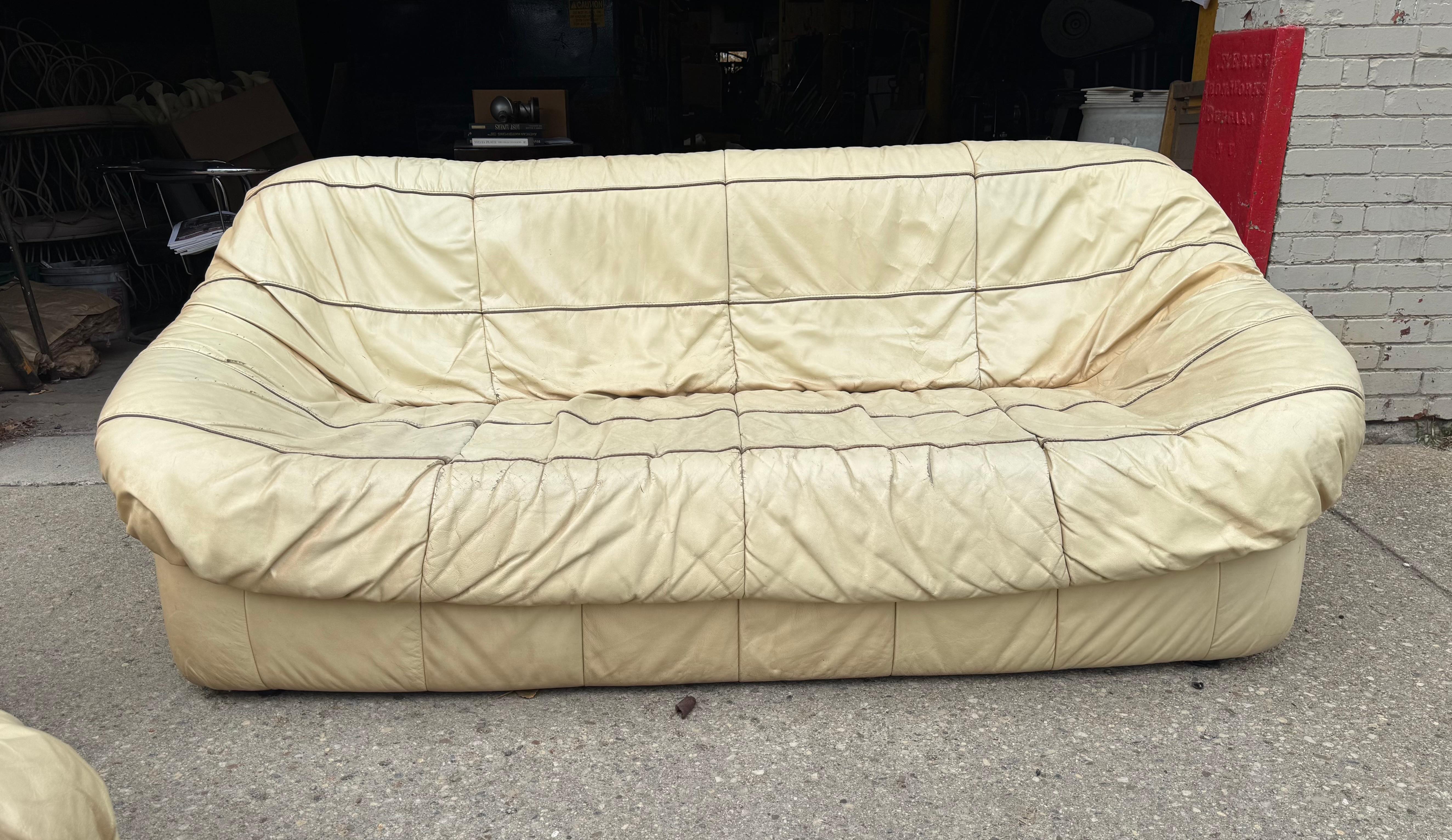 Sofá y butaca de cuero 