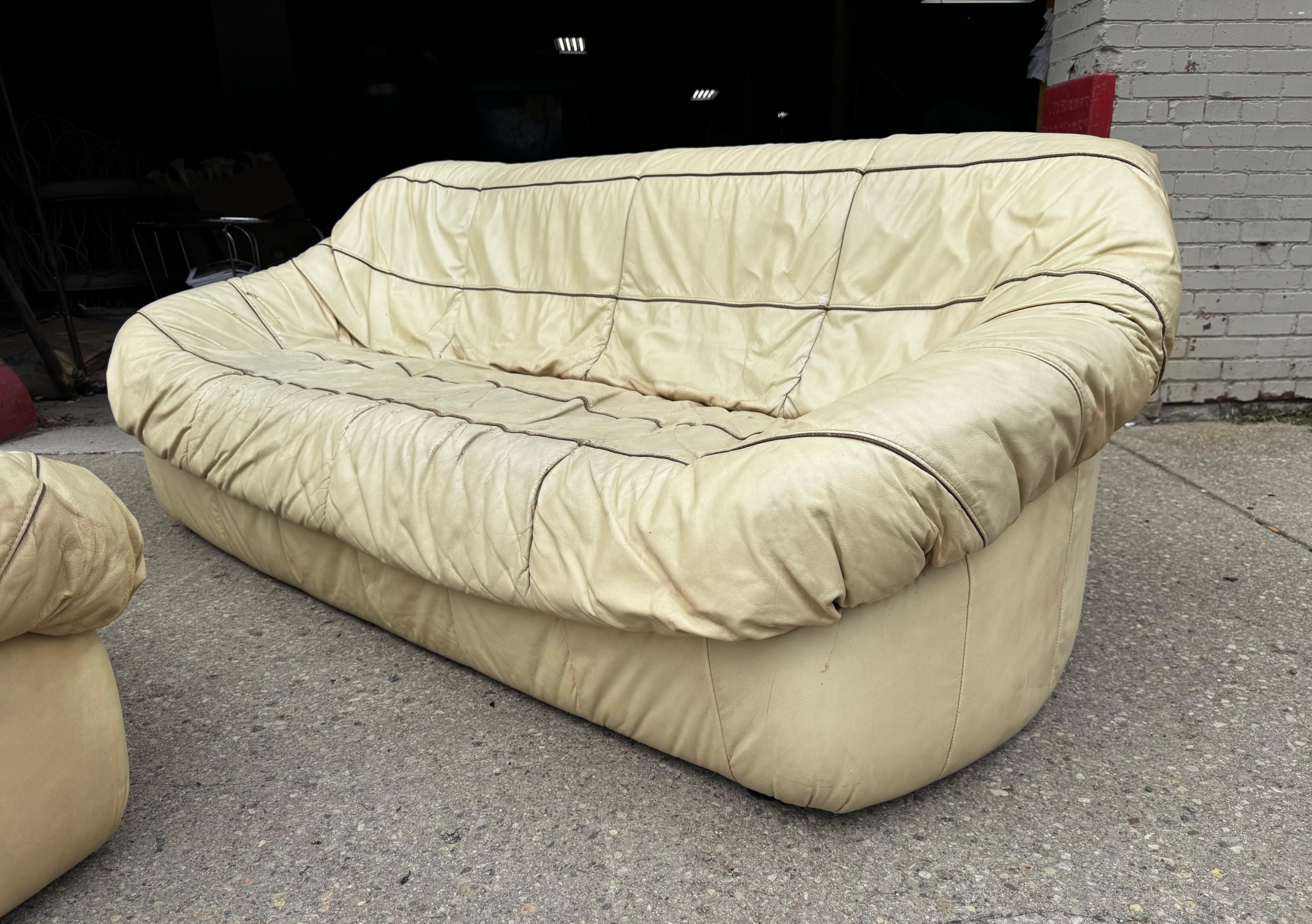 Sofá y butaca de cuero 