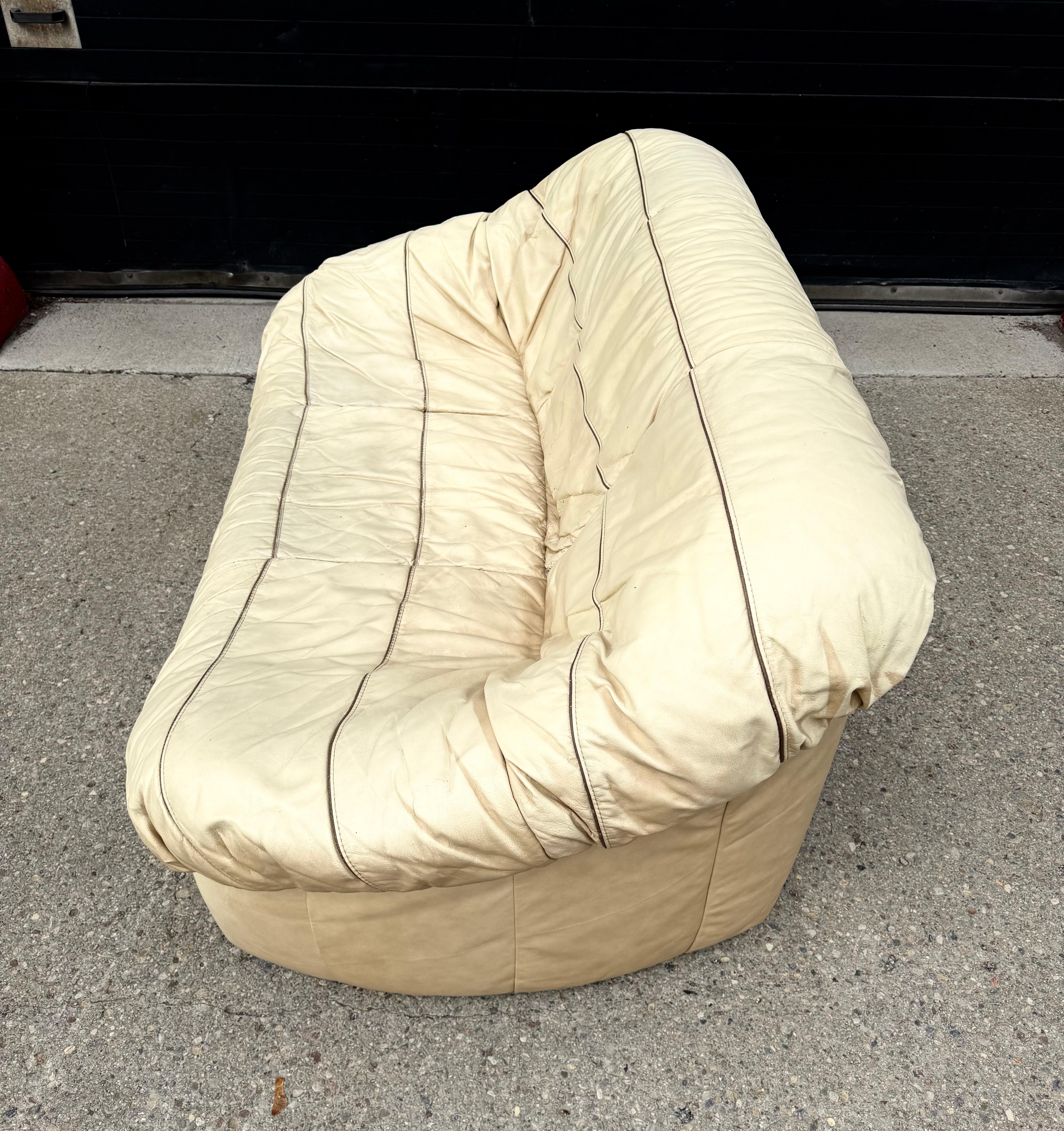 Sofá y butaca de cuero 