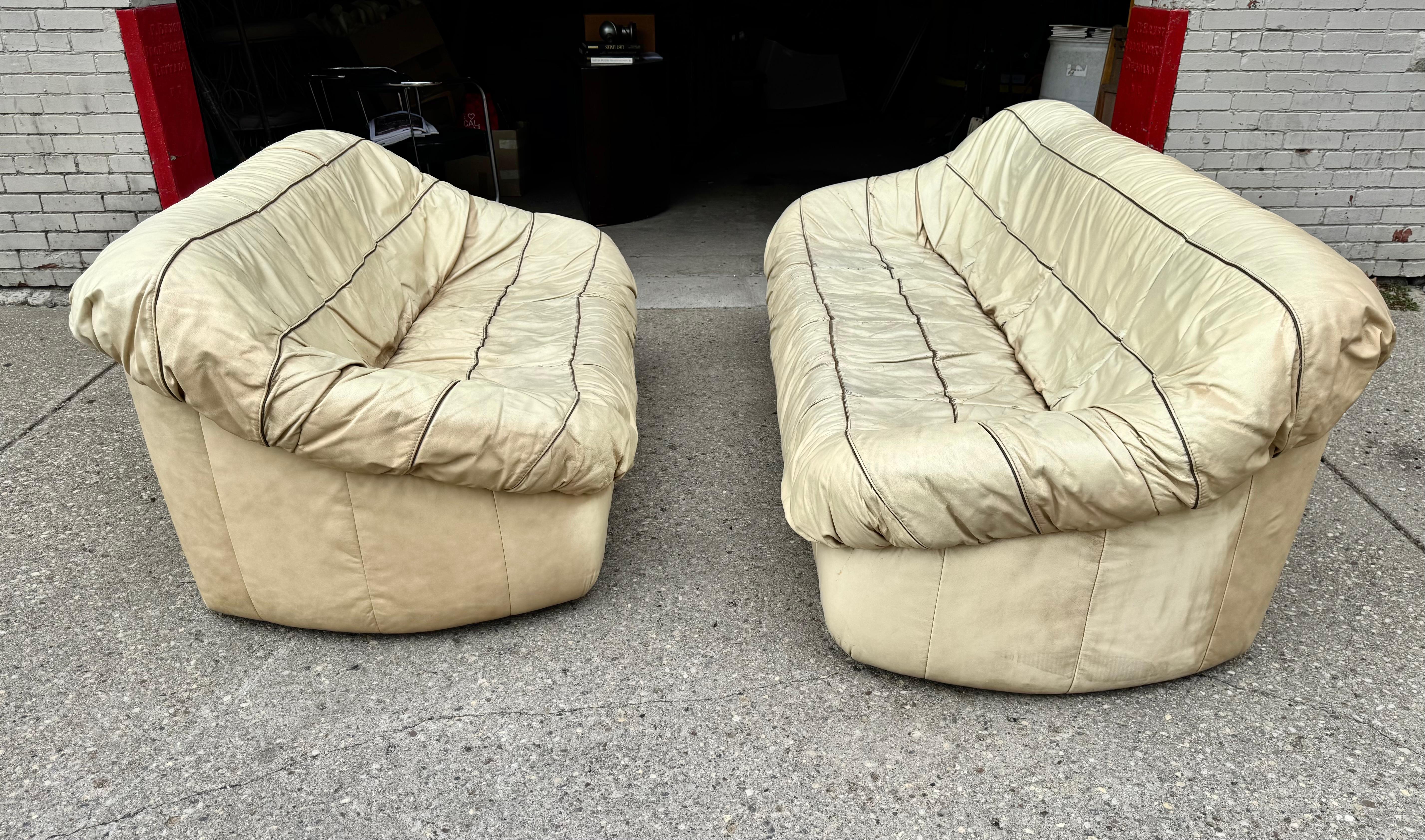 Sofá y butaca de cuero 