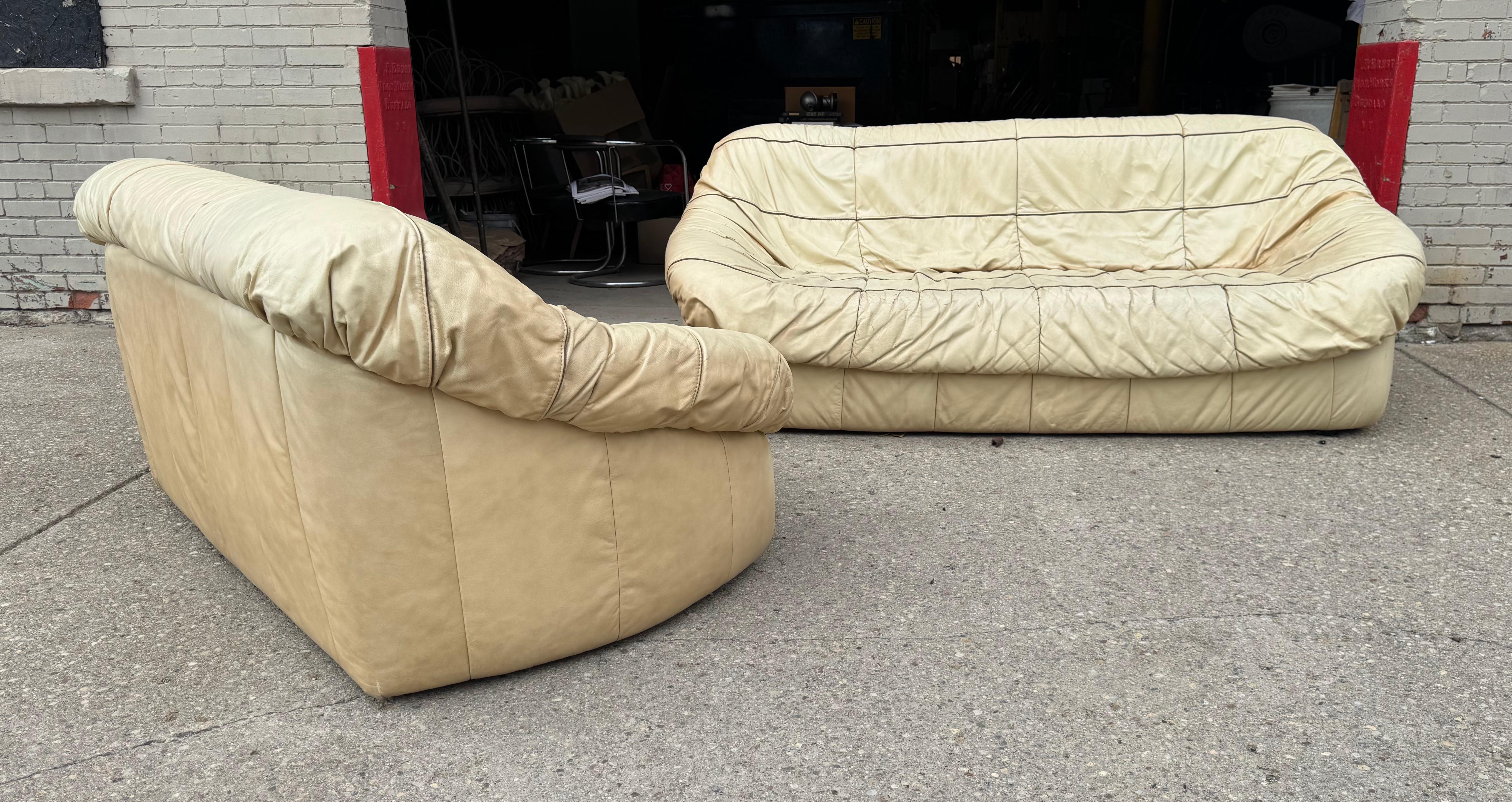 Sofá y butaca de cuero 