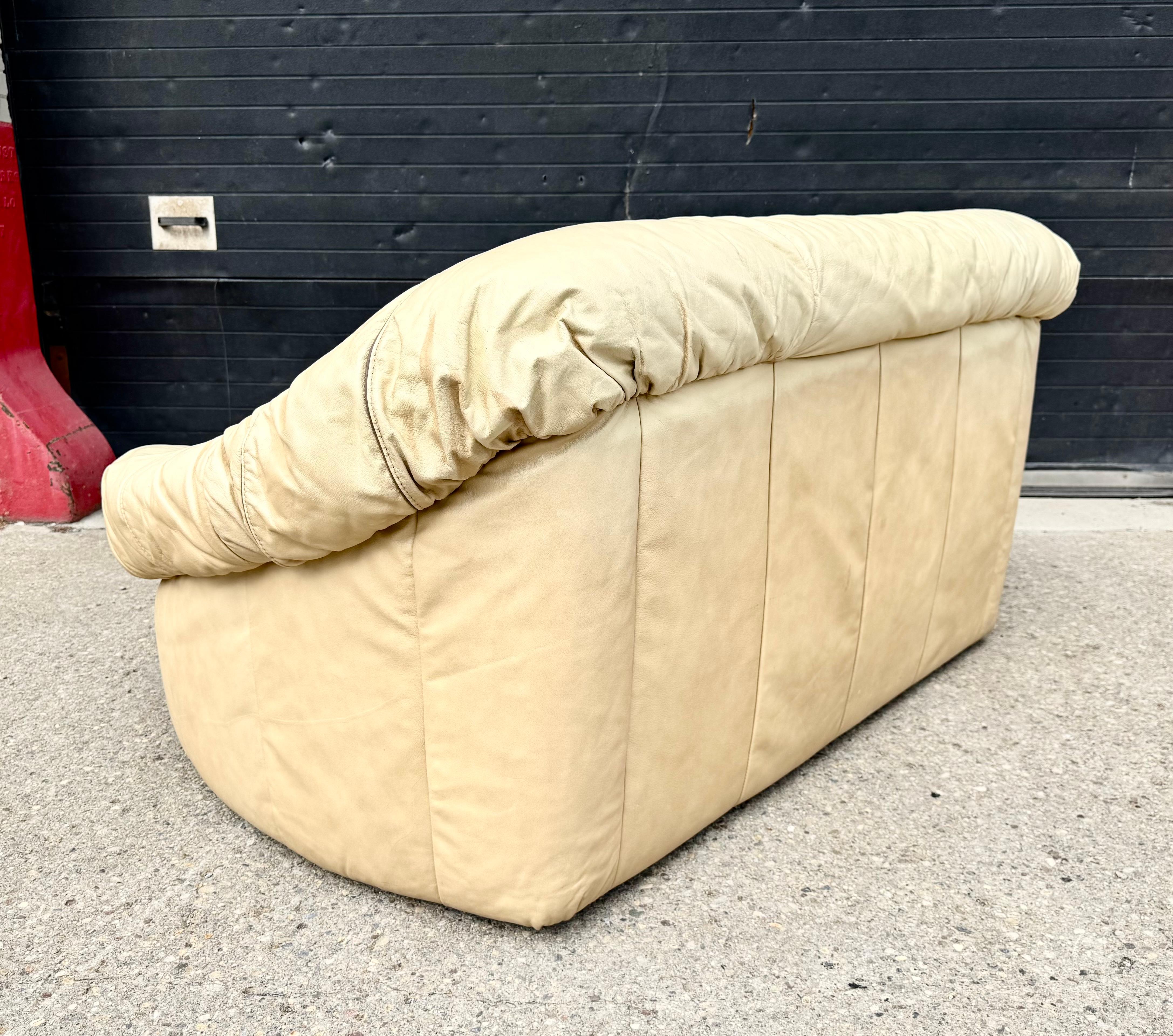 Sofá y butaca de cuero 