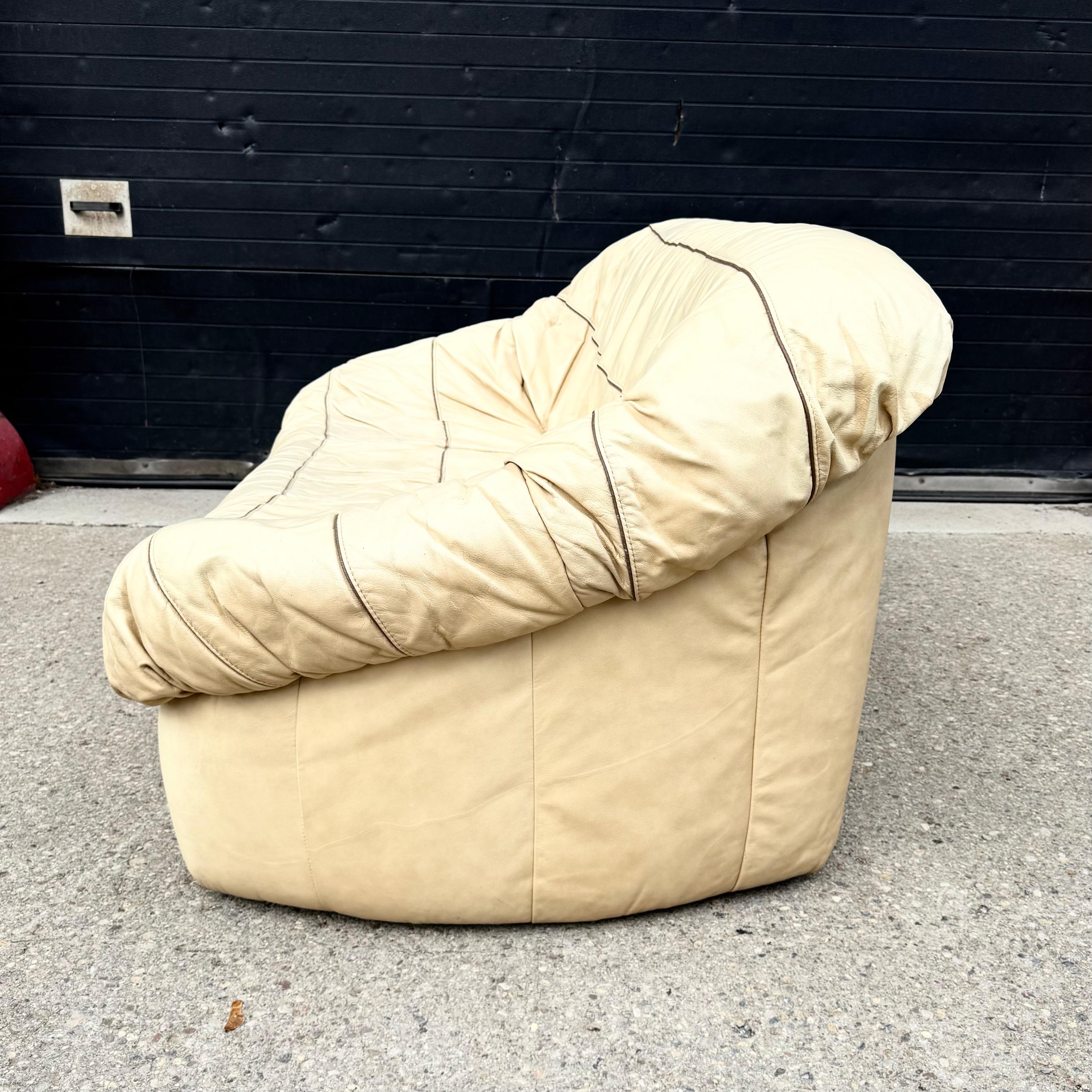 Sofá y butaca de cuero 