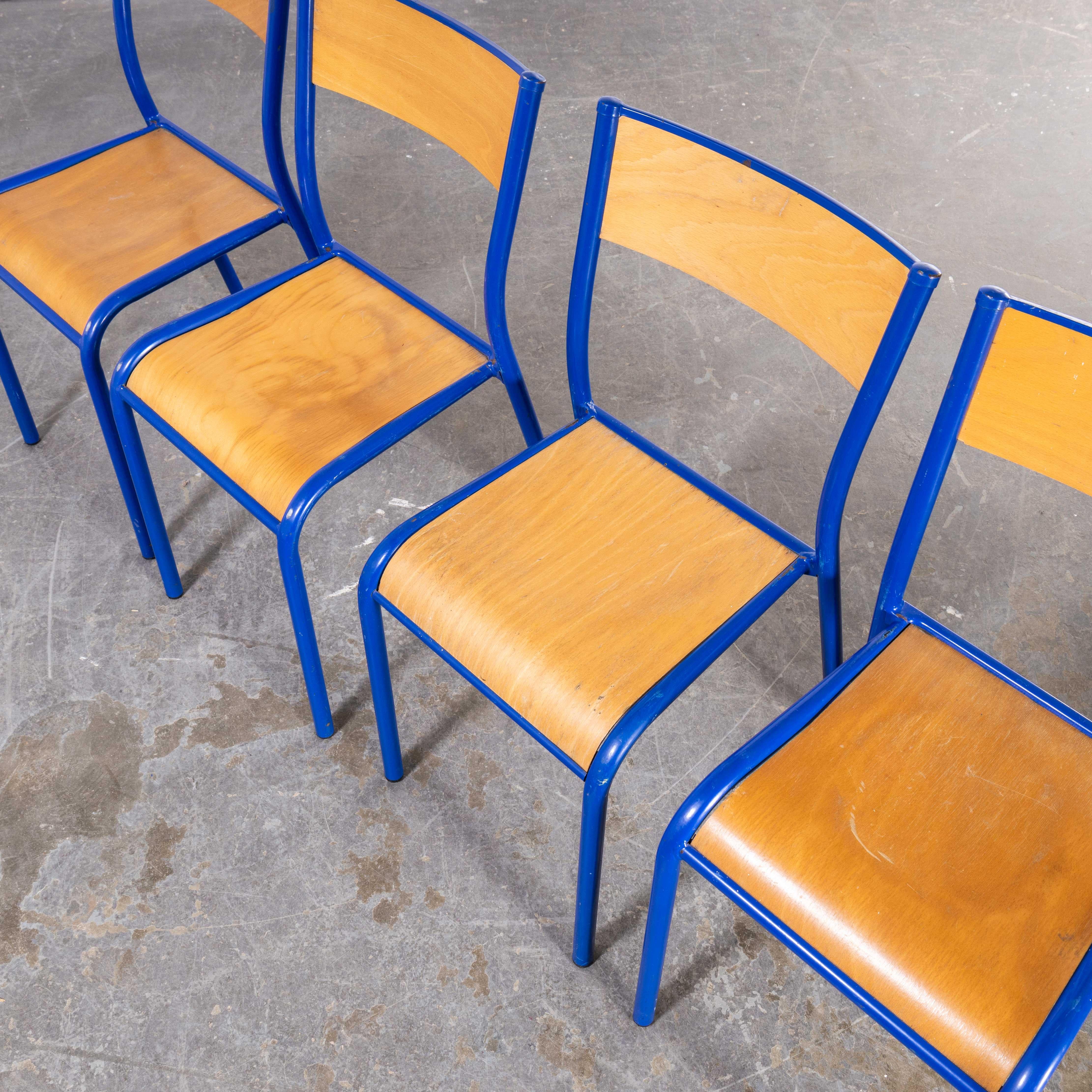 Chaise de salle à manger empilable Mullca bleu vif des années 1970 - Siège en hêtre - Ensemble de quatre pièces 4
