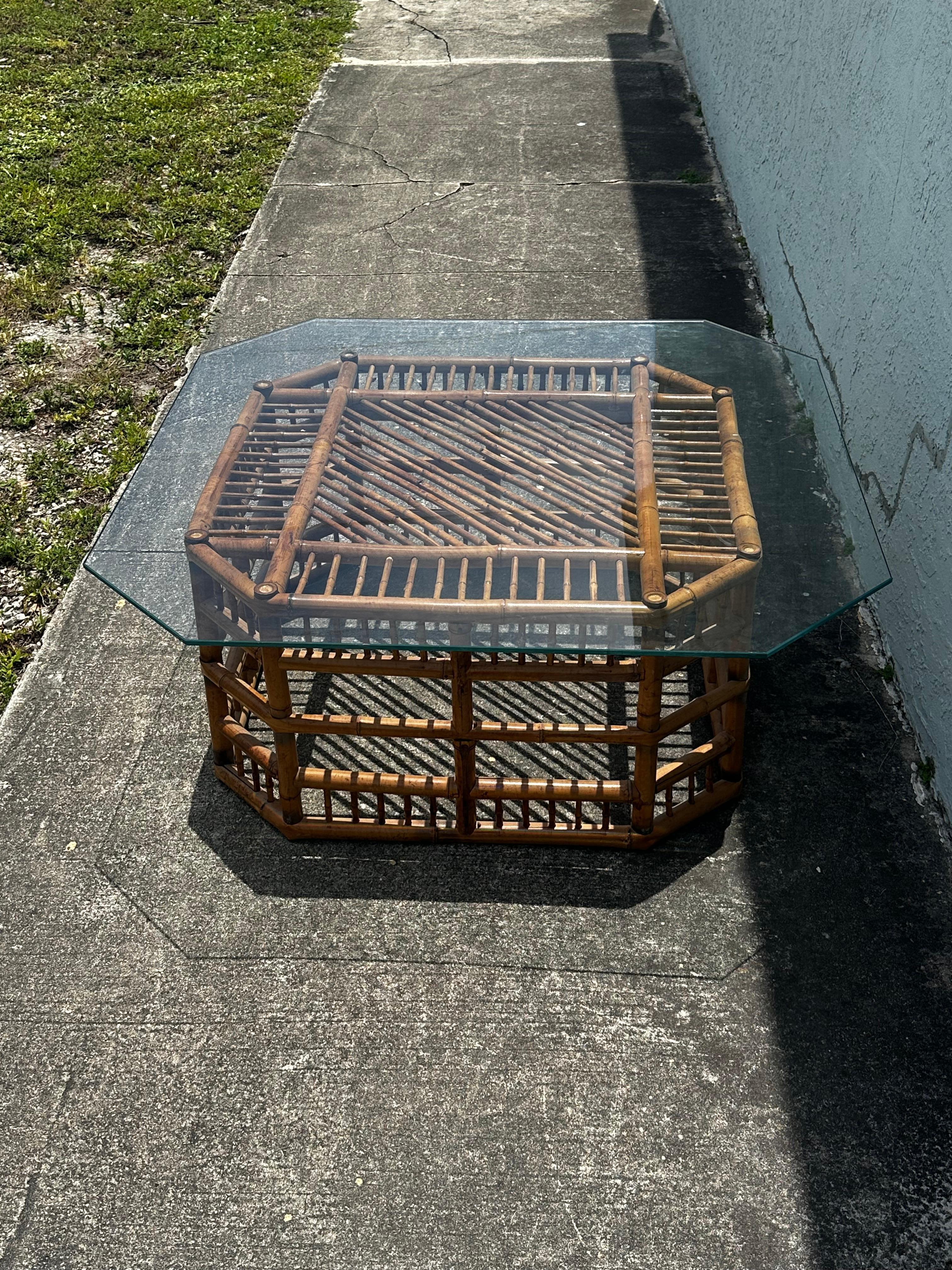 Mesa de centro octogonal de cristal de bambú y ratán estilo Brighton de los años 70 Bohemio en venta