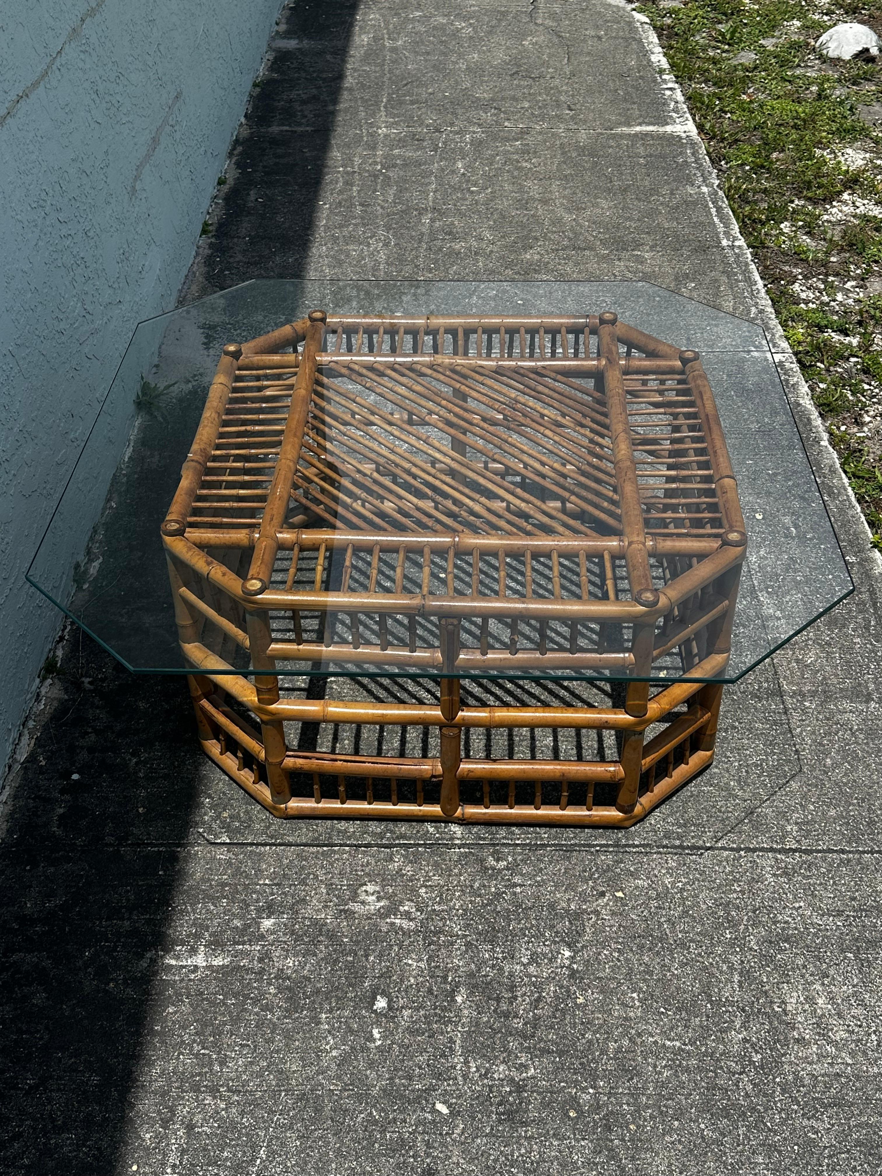Mesa de centro octogonal de cristal de bambú y ratán estilo Brighton de los años 70 Asiático en venta