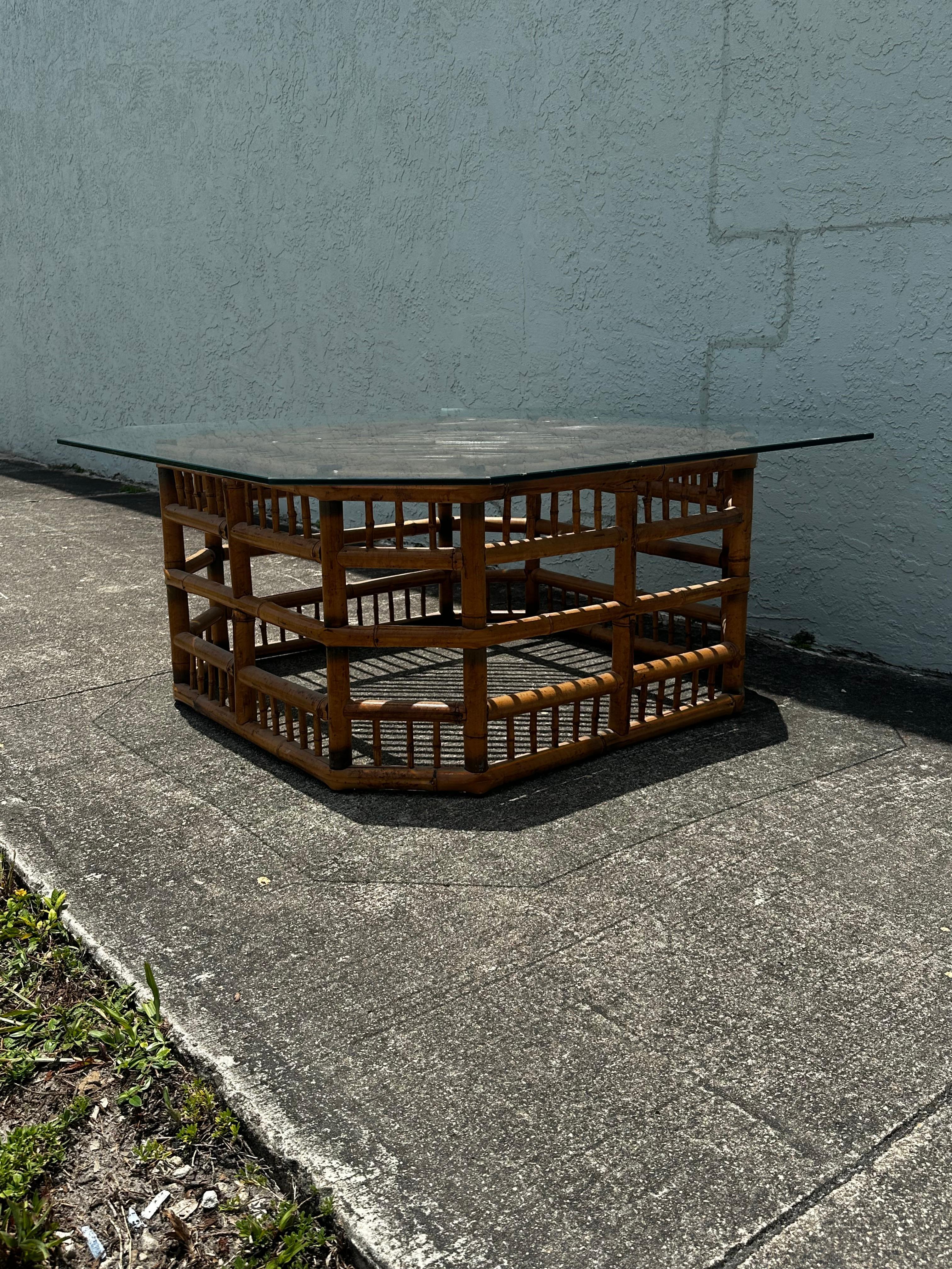 Mesa de centro octogonal de cristal de bambú y ratán estilo Brighton de los años 70 en Bueno estado para la venta en Fort Lauderdale, FL