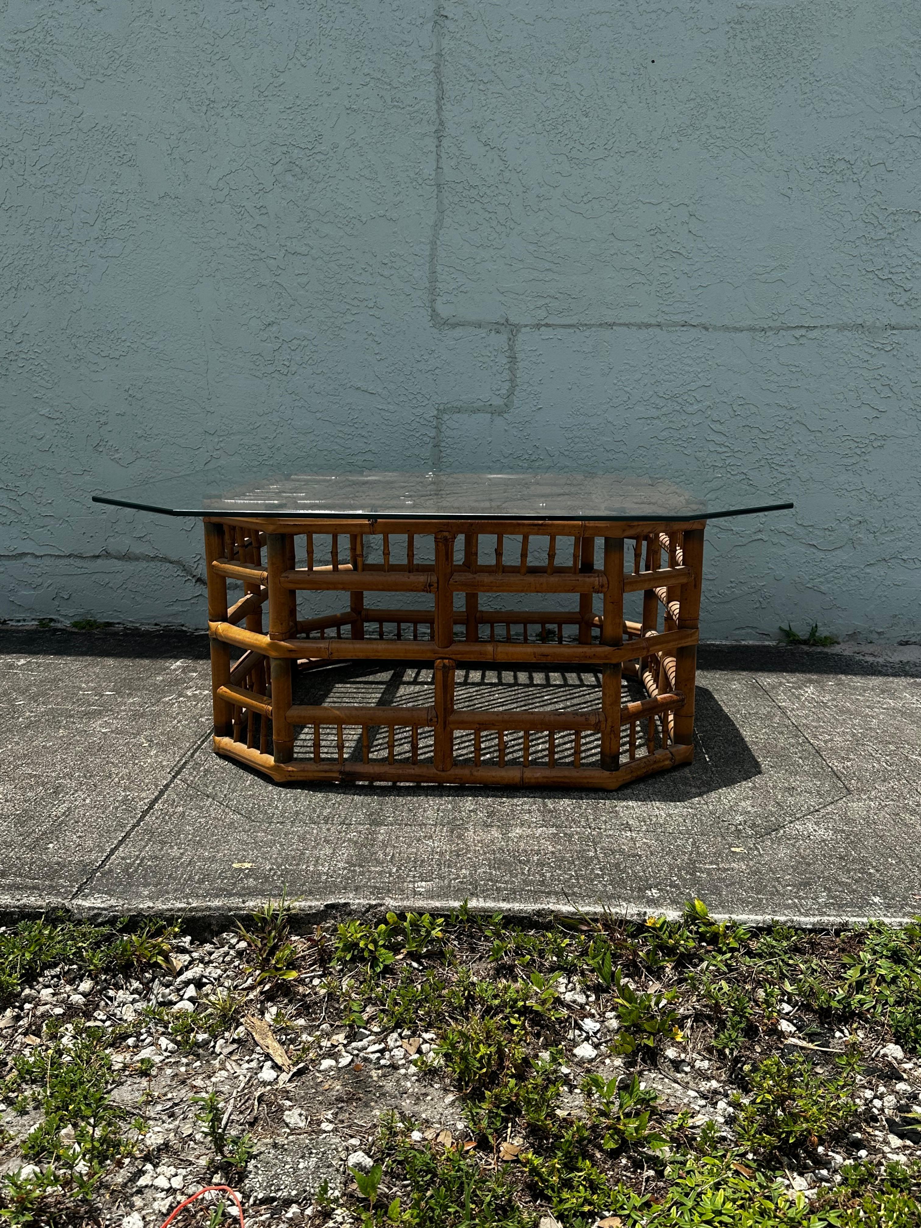Mesa de centro octogonal de cristal de bambú y ratán estilo Brighton de los años 70 finales del siglo XX en venta