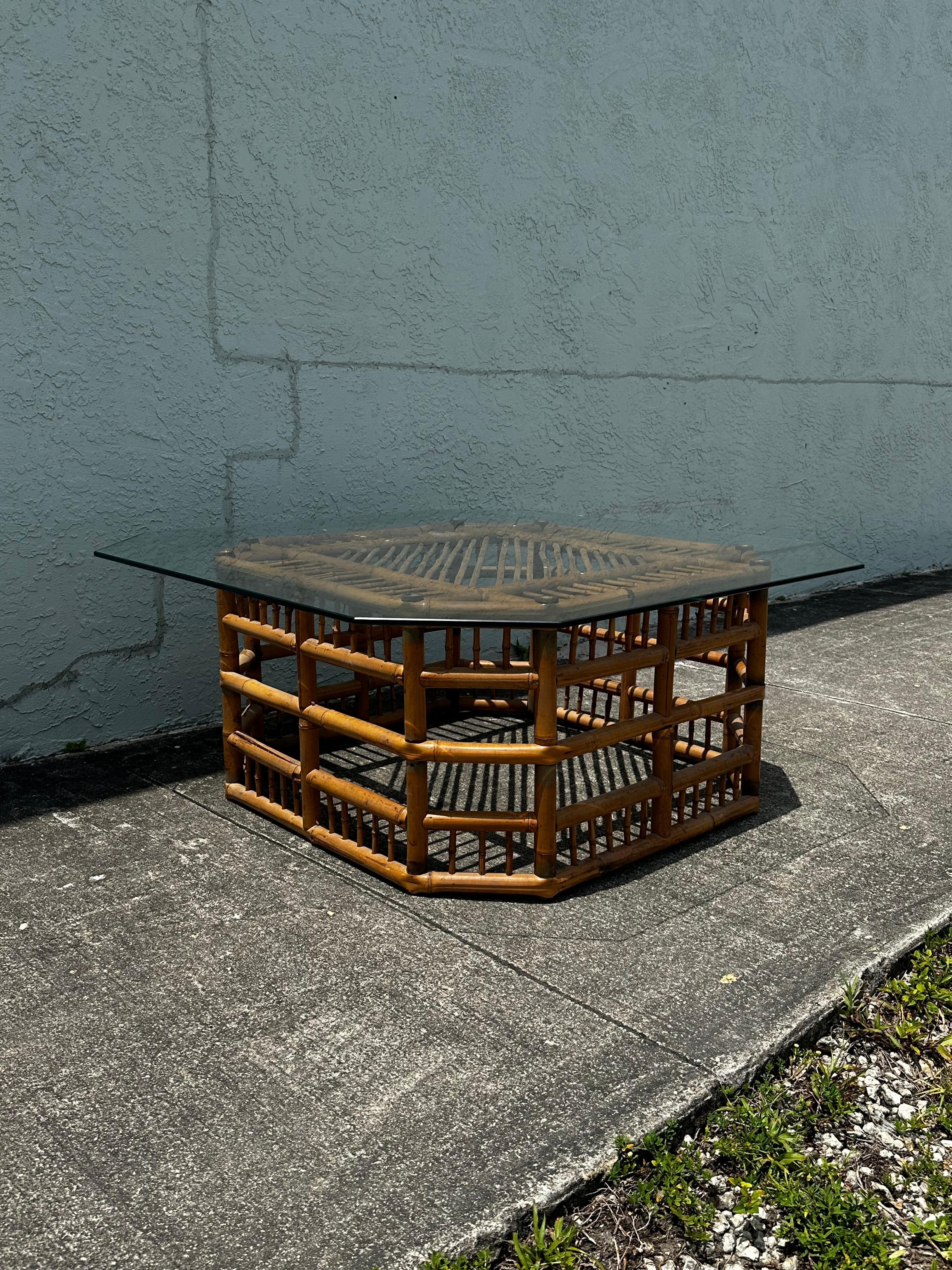 Mesa de centro octogonal de cristal de bambú y ratán estilo Brighton de los años 70 Ratán en venta