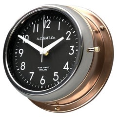 Bronzo britannico anni '70 AC.GMT.Co. Orologio da parete industriale con lunetta cromata e quadrante nero