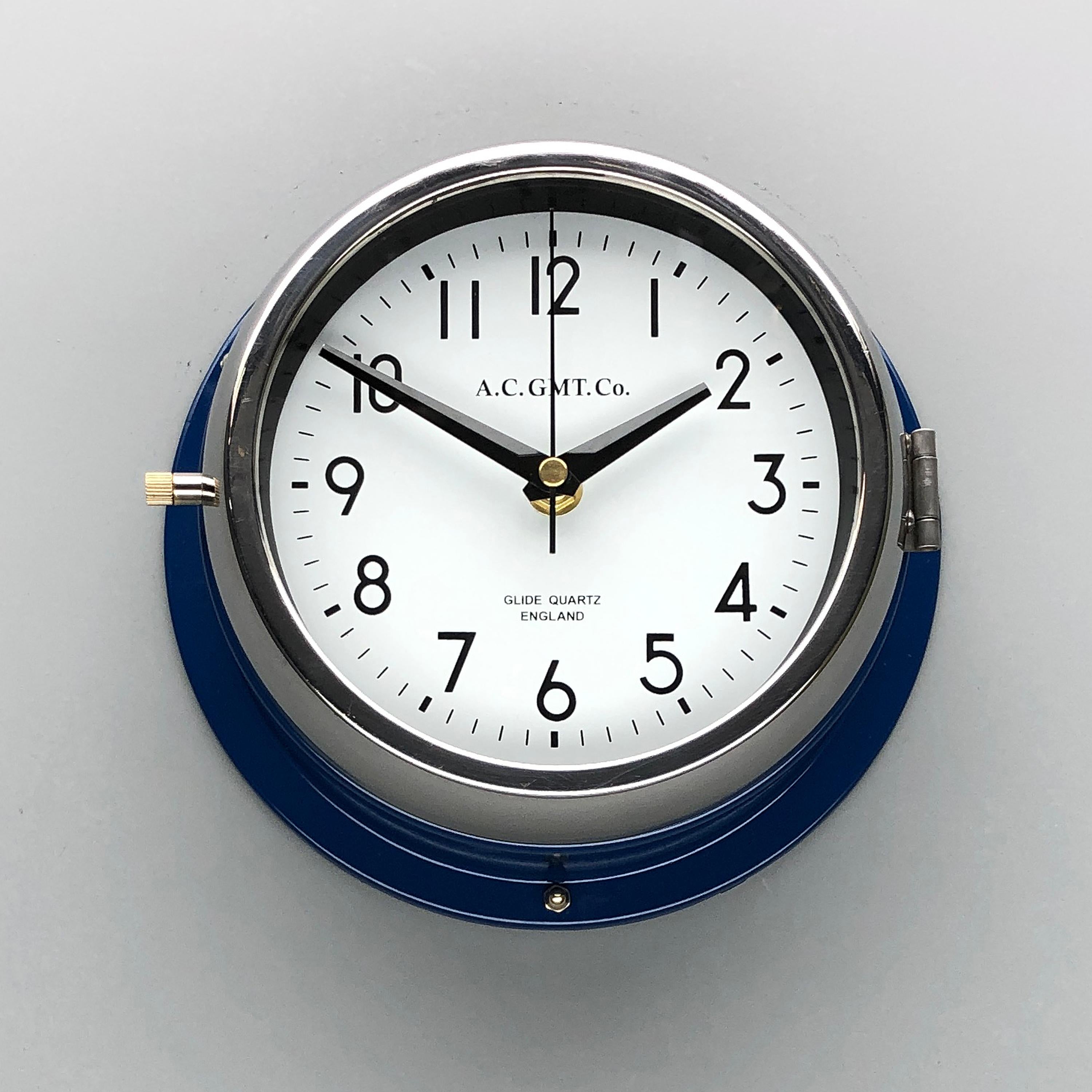 Ac Gmt Co., British Classic Blue & Chrome, années 1970 Horloge murale industrielle avec cadran blanc en vente 2