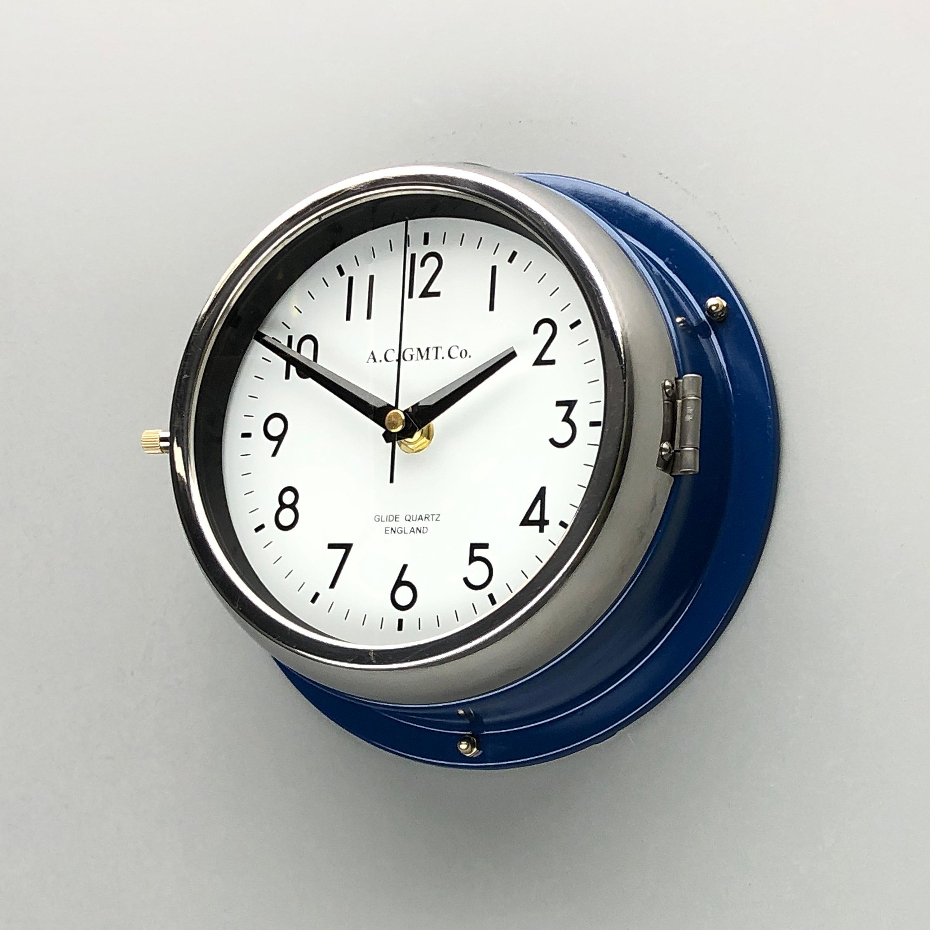 Industriel Ac Gmt Co., British Classic Blue & Chrome, années 1970 Horloge murale industrielle avec cadran blanc en vente