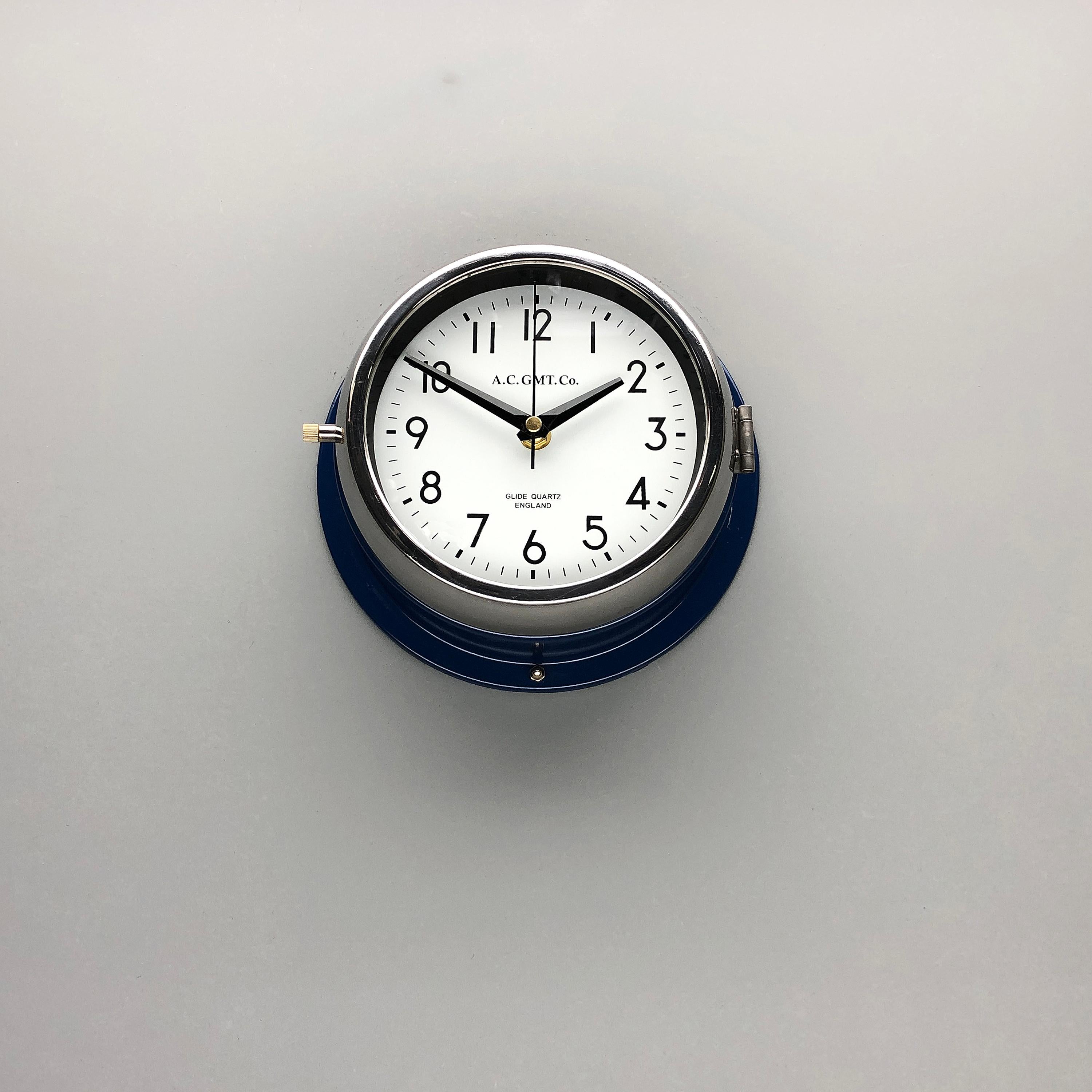 Anglais Ac Gmt Co., British Classic Blue & Chrome, années 1970 Horloge murale industrielle avec cadran blanc en vente