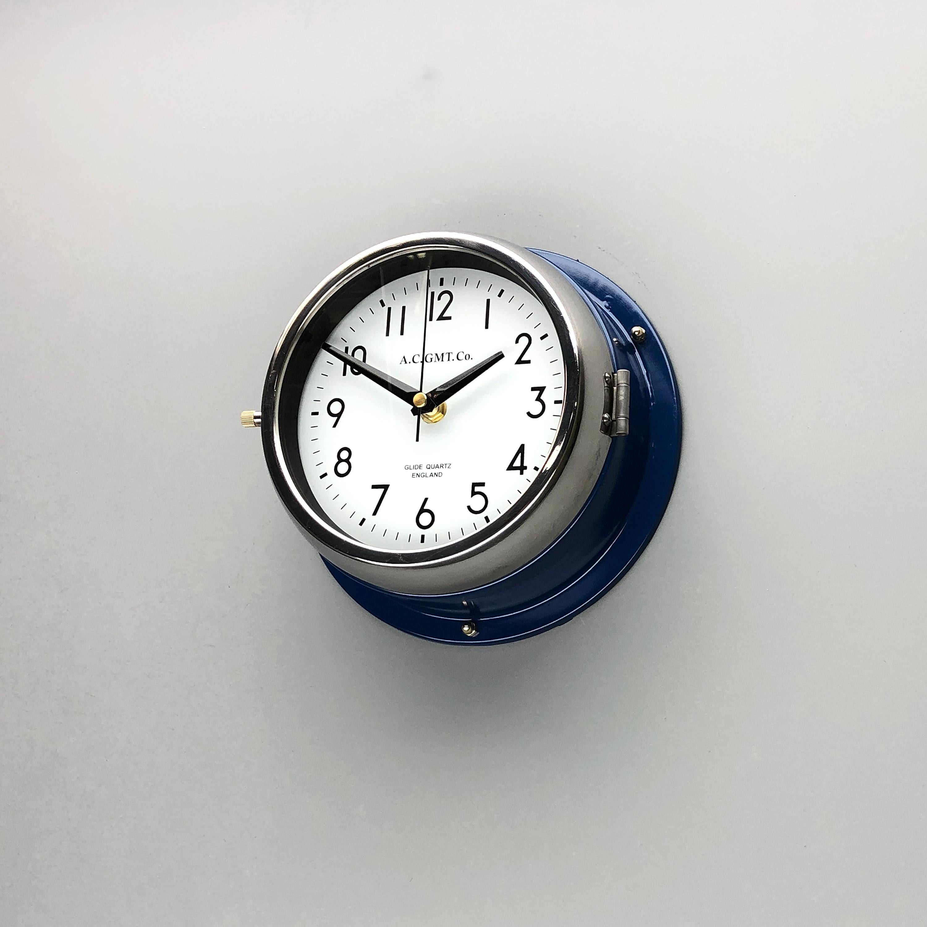 Vernissé Ac Gmt Co., British Classic Blue & Chrome, années 1970 Horloge murale industrielle avec cadran blanc en vente