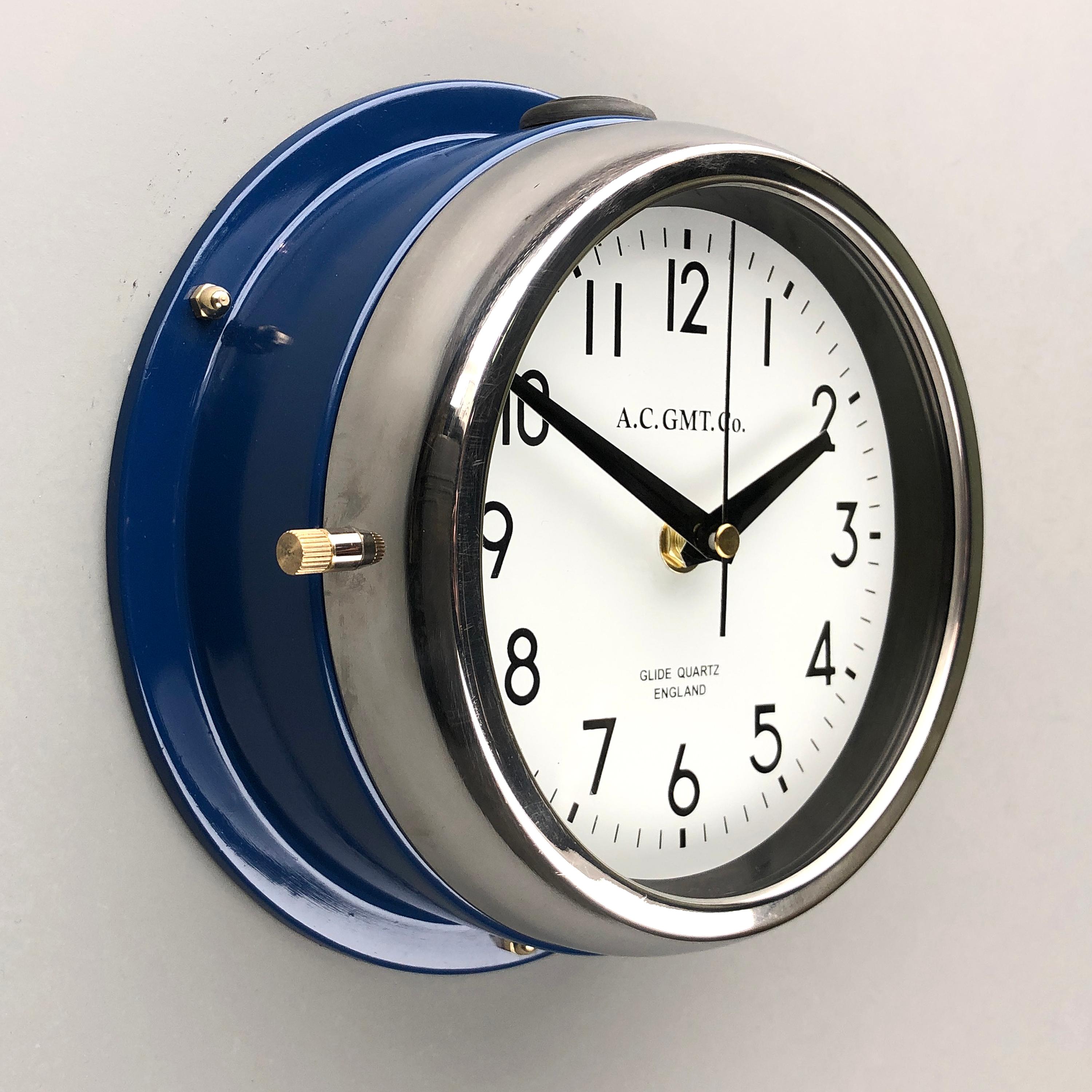 Acier Ac Gmt Co., British Classic Blue & Chrome, années 1970 Horloge murale industrielle avec cadran blanc en vente