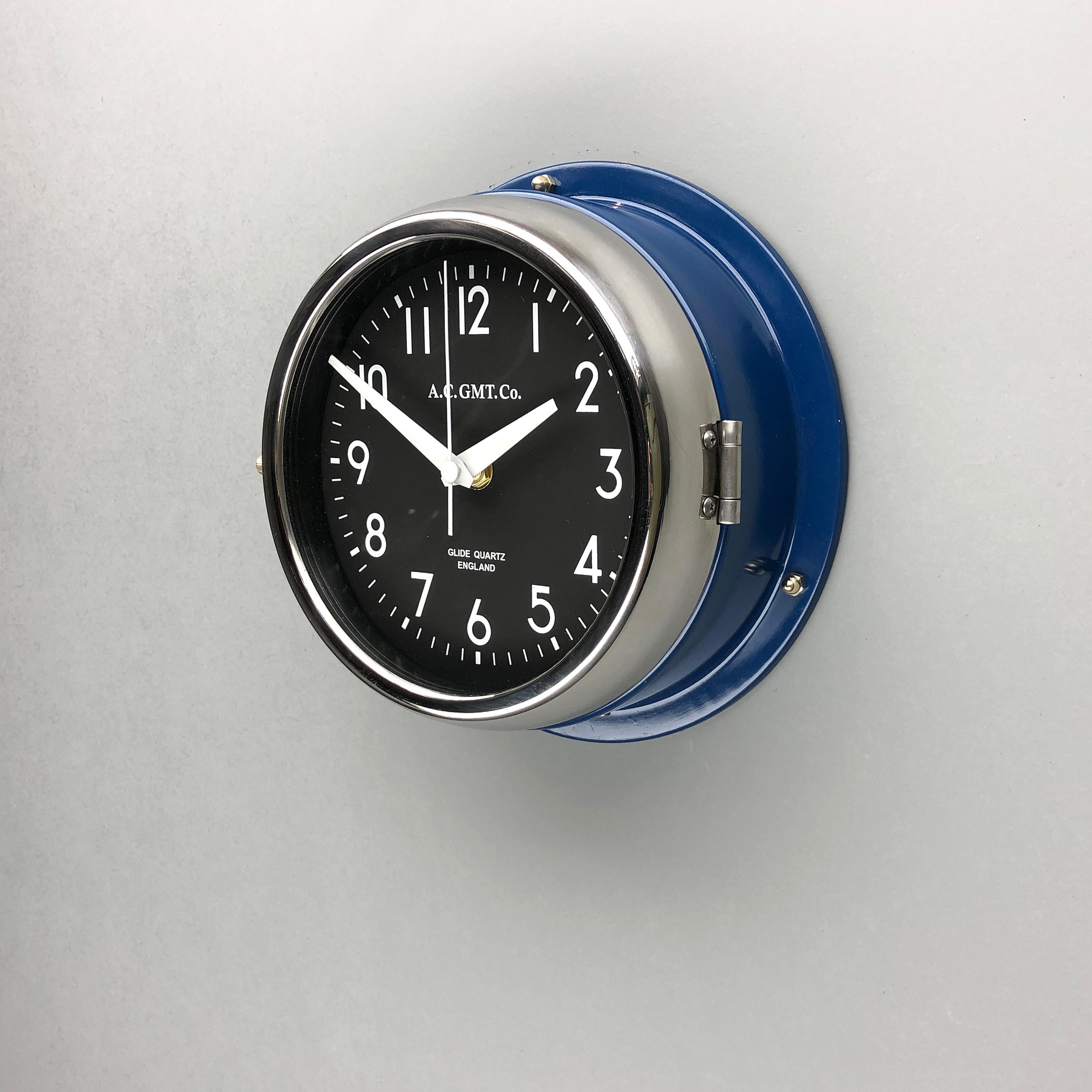 1970s British Classic Blue & Chrome AC.GMT.Co. Horloge murale industrielle cadran noir en vente 2