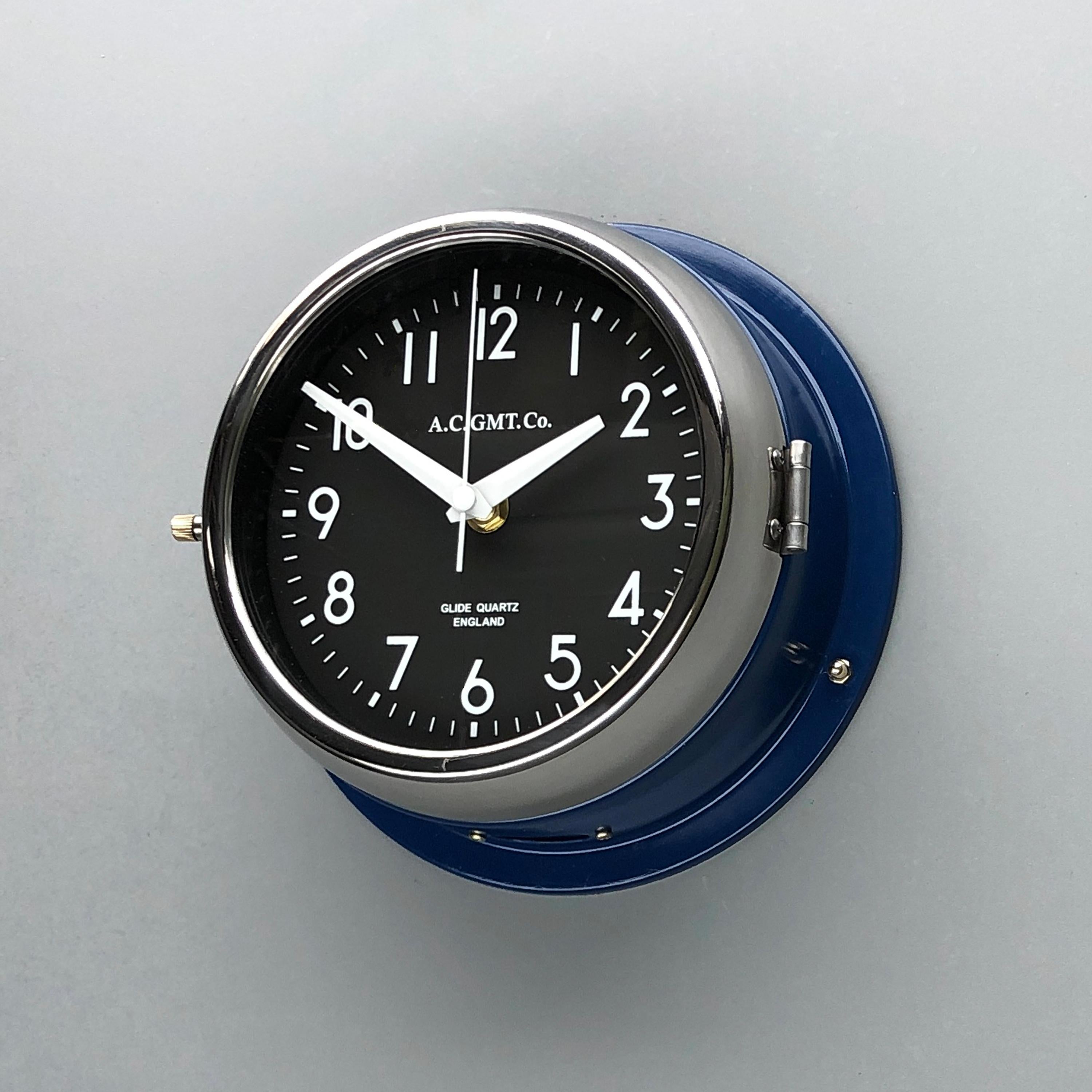 Industriel 1970s British Classic Blue & Chrome AC.GMT.Co. Horloge murale industrielle cadran noir en vente