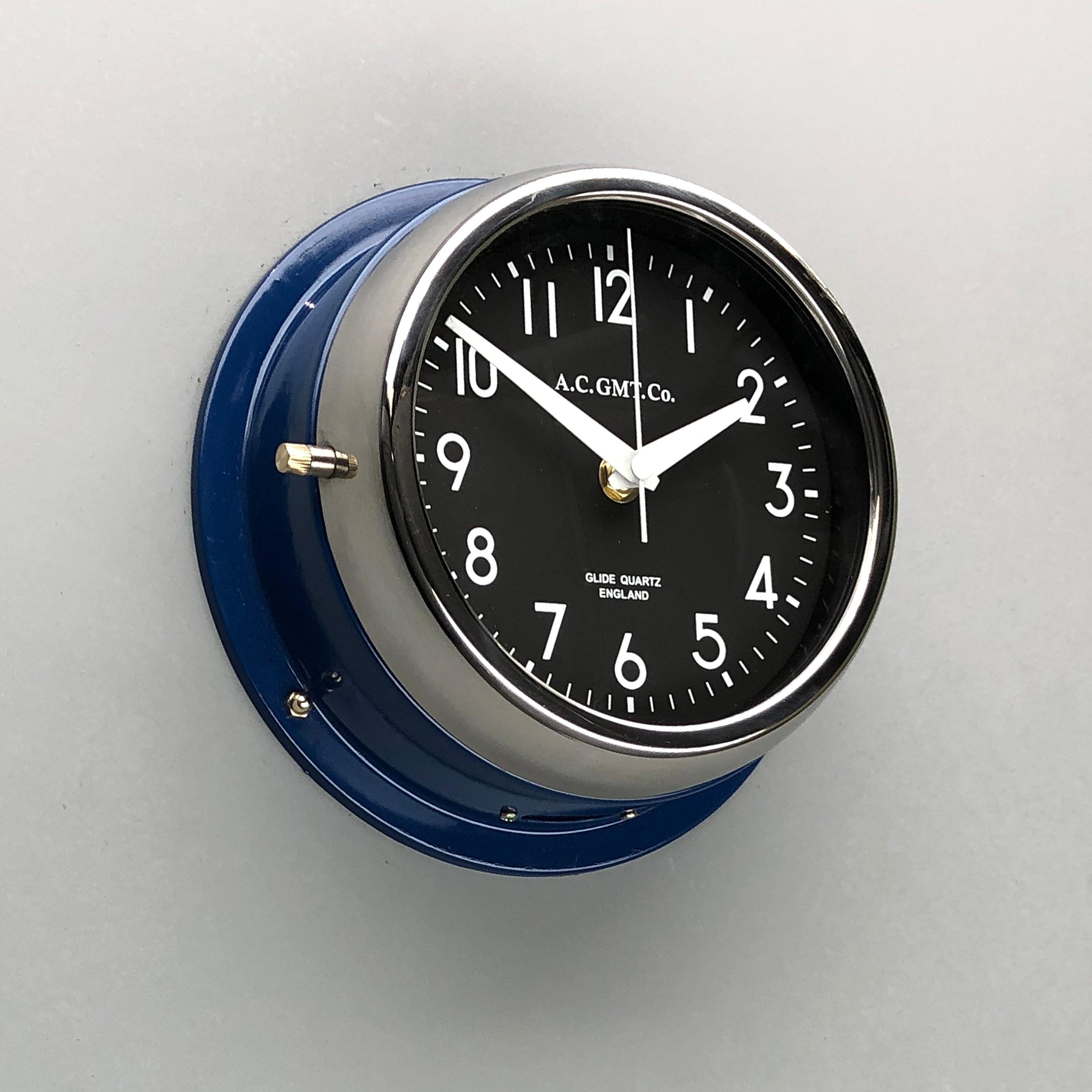 Anglais 1970s British Classic Blue & Chrome AC.GMT.Co. Horloge murale industrielle cadran noir en vente